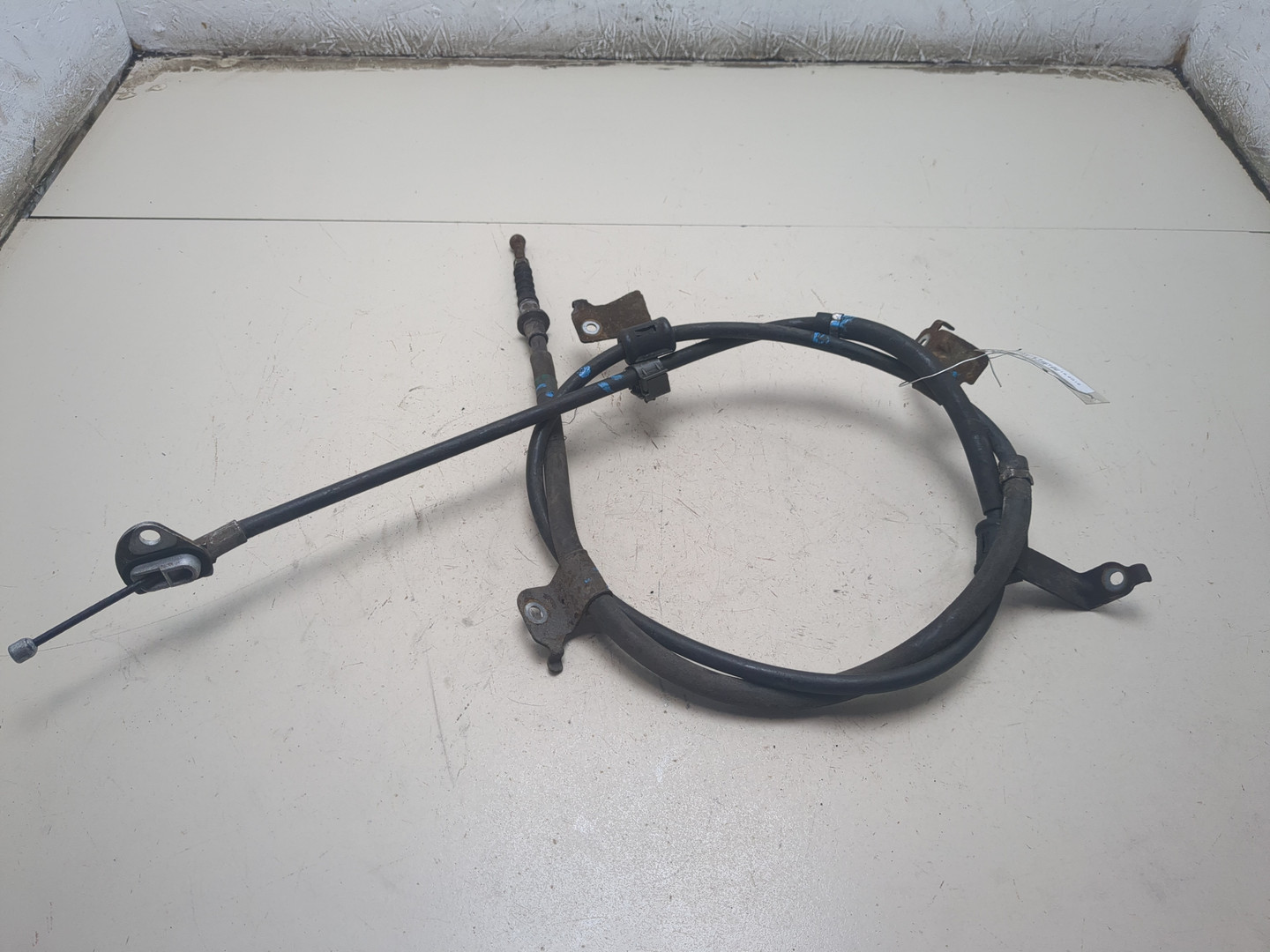 Трос стояночного тормоза