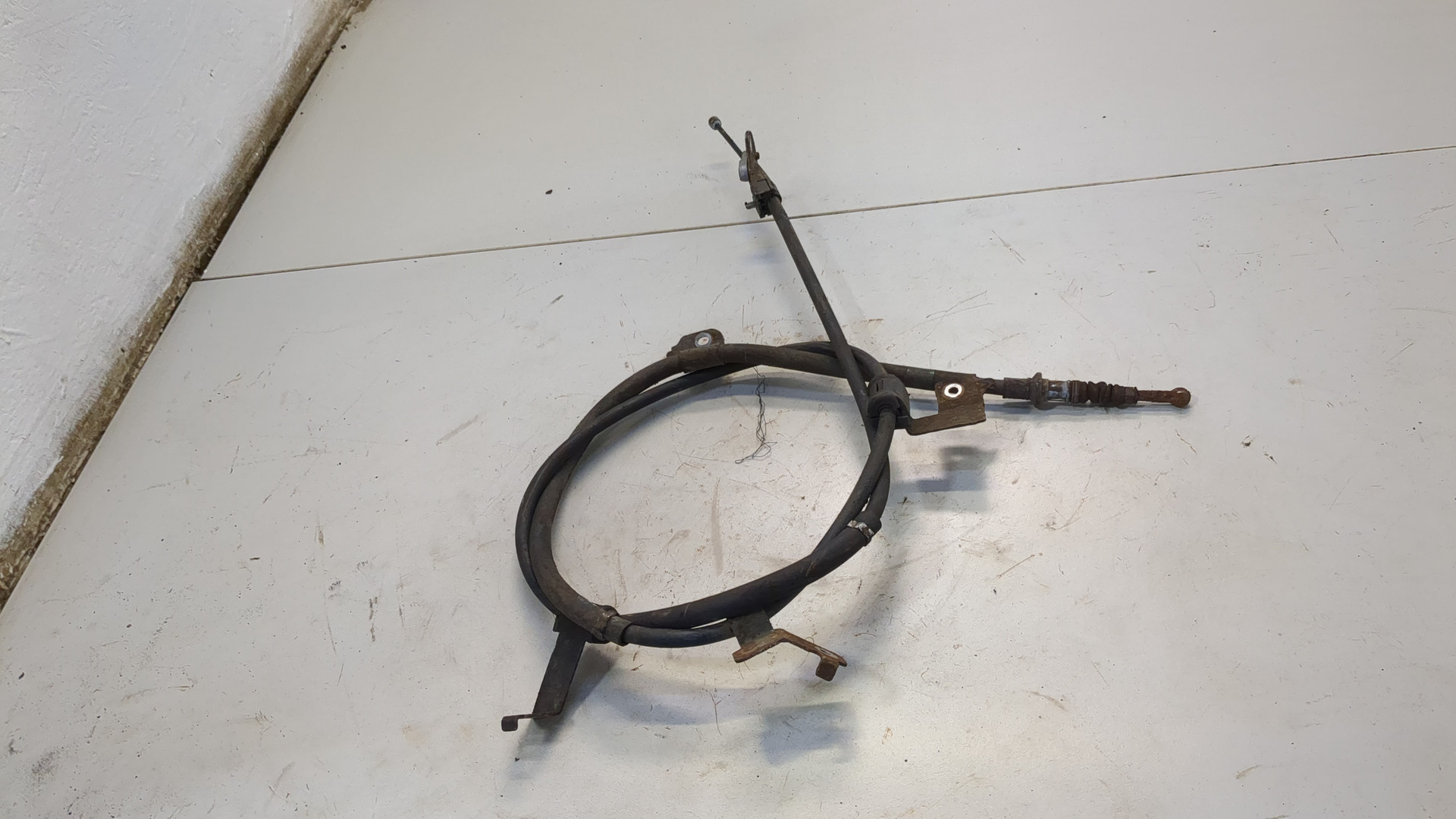 Трос стояночного тормоза