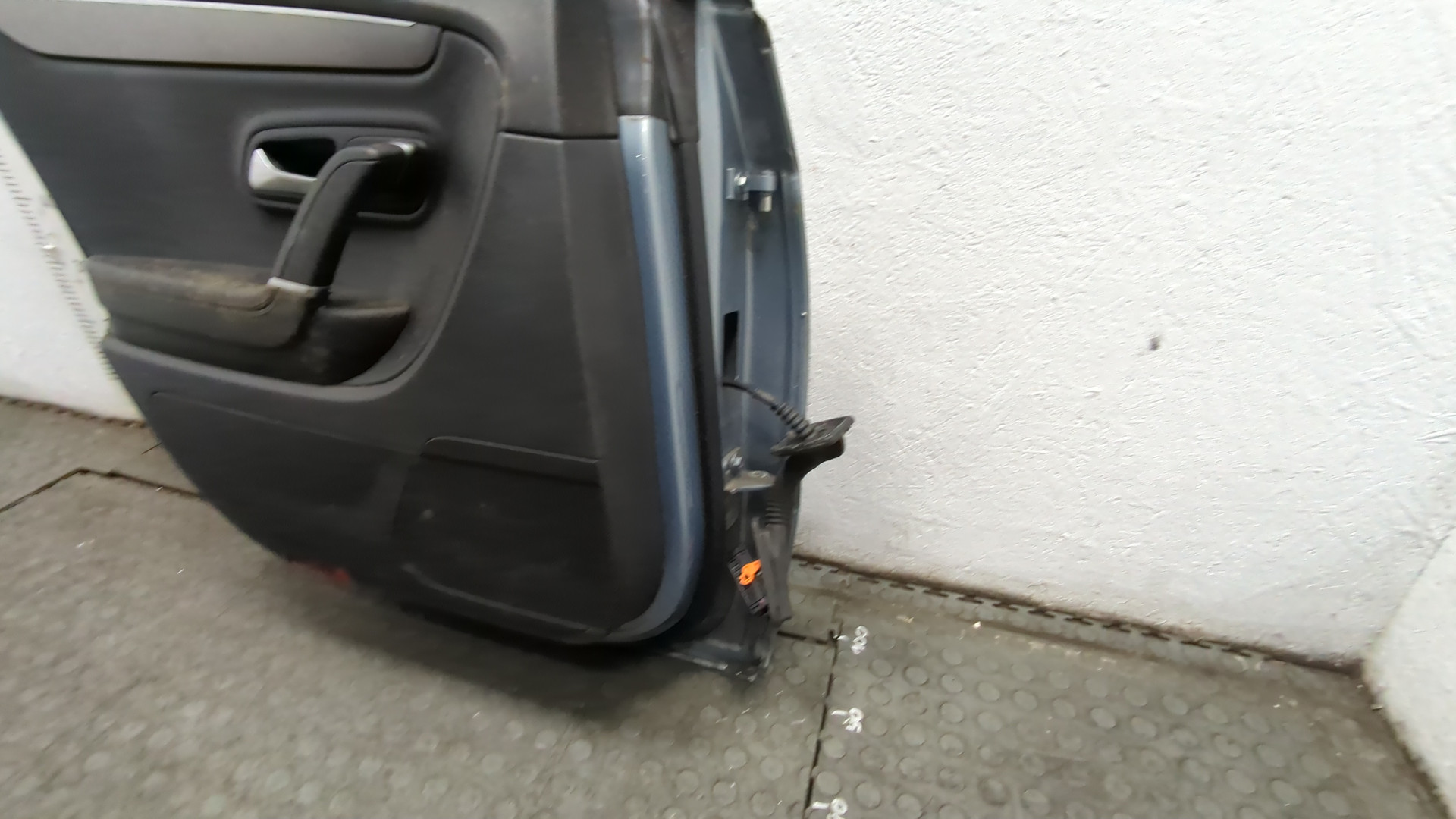 Дверь задняя левая