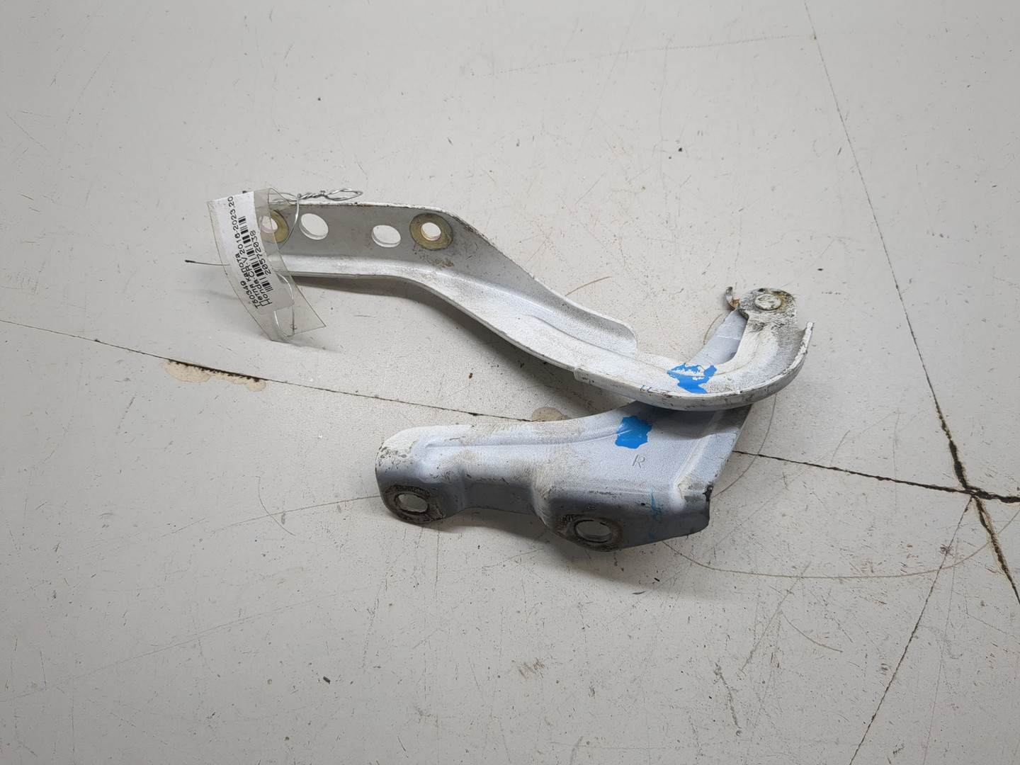 Петля капота правая