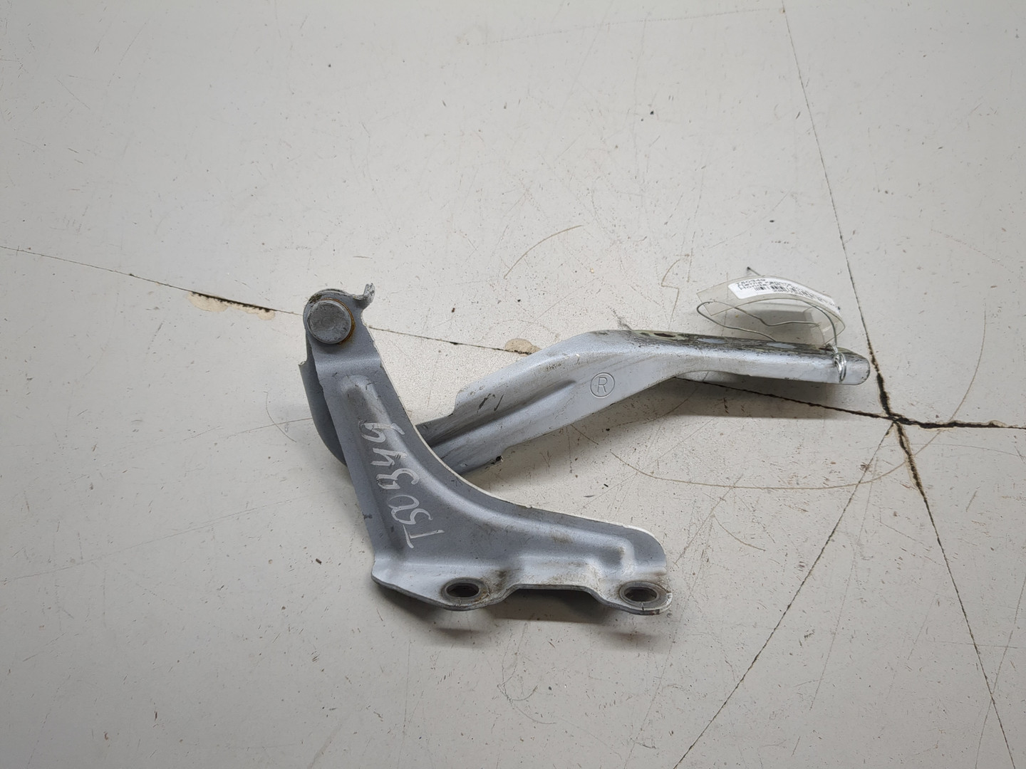 Петля капота правая