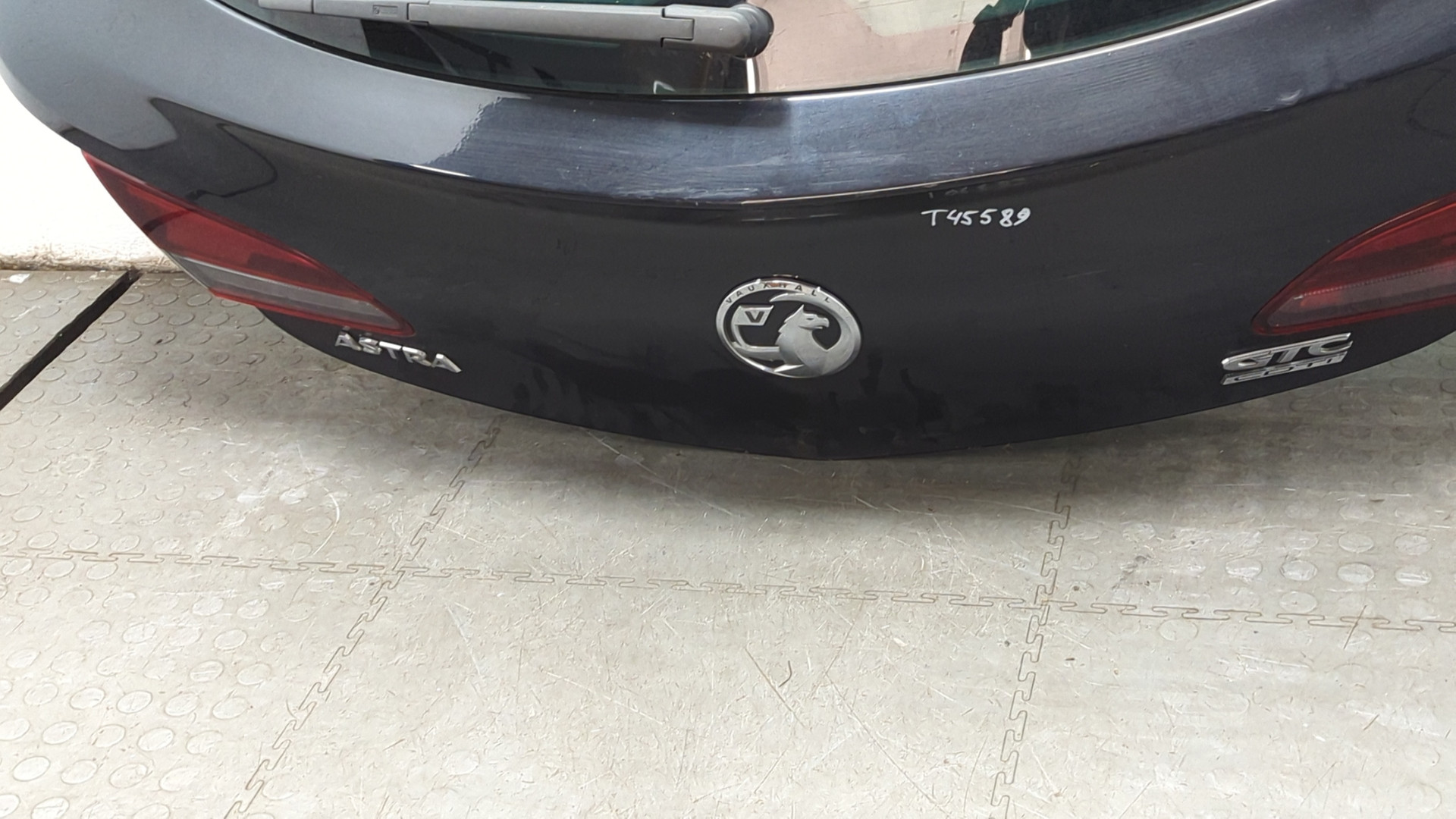 Дверь багажника