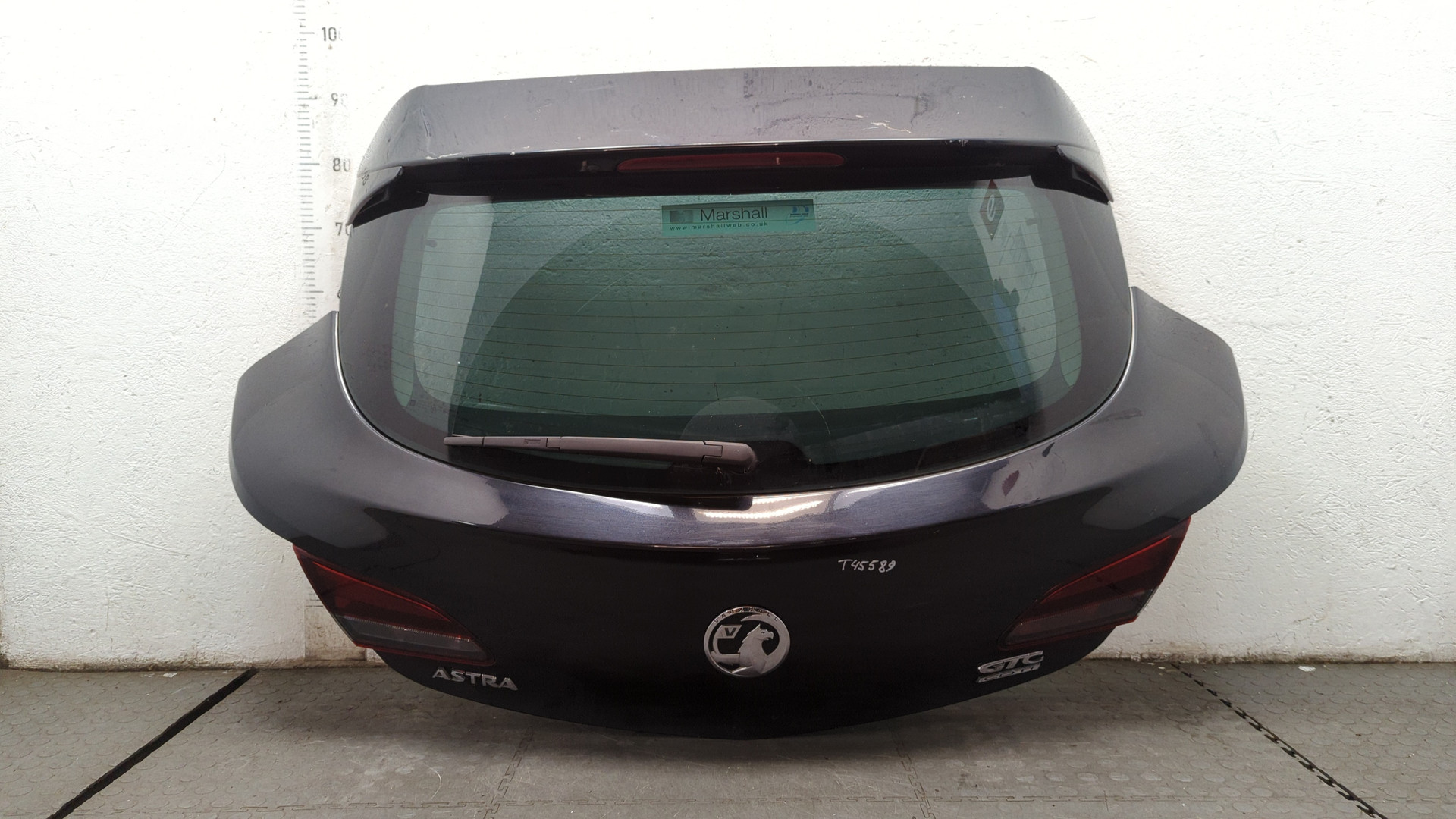 Дверь багажника