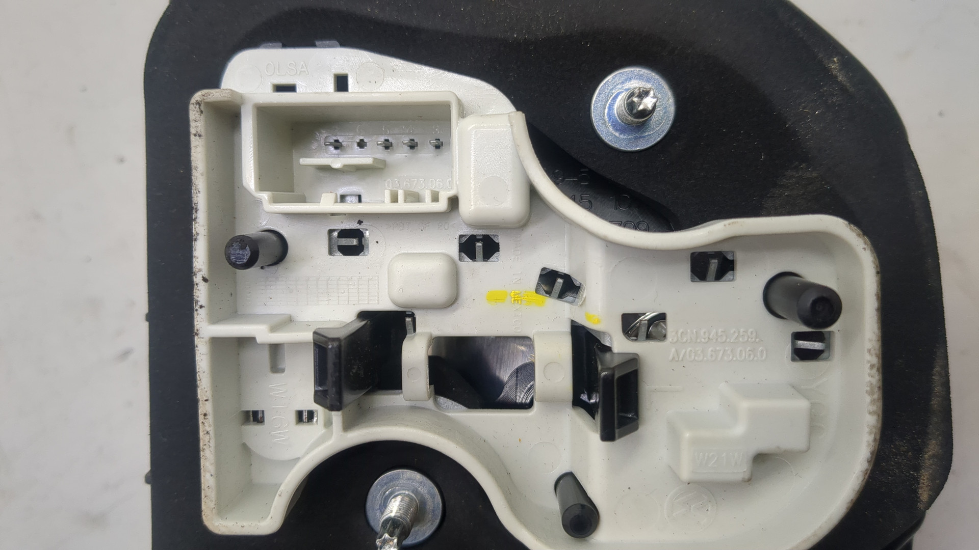 Фонарь задний внутренний левый