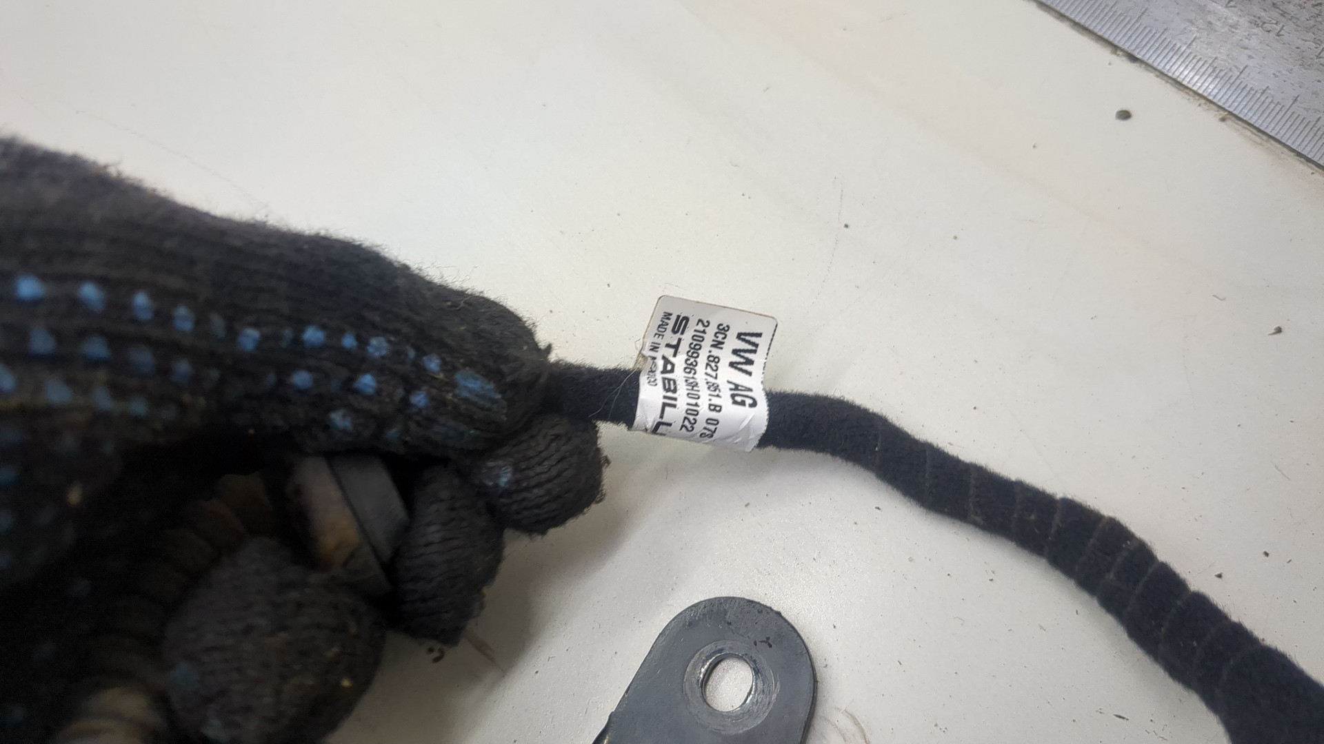 Амортизатор крышки багажника