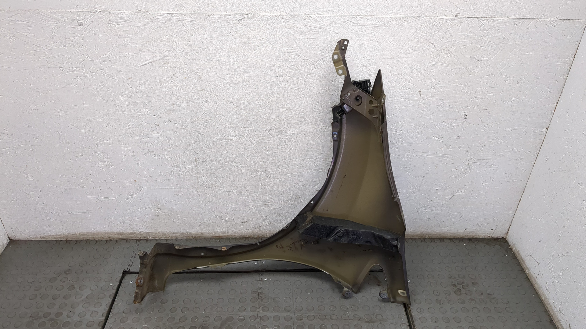 Крыло переднее правое