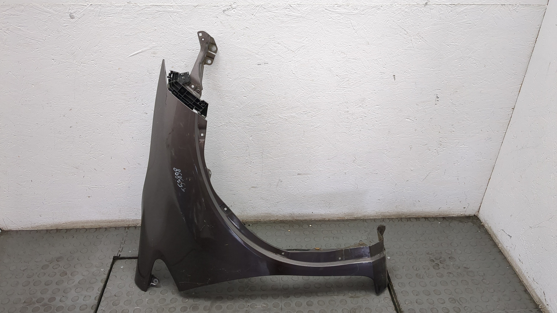 Крыло переднее правое