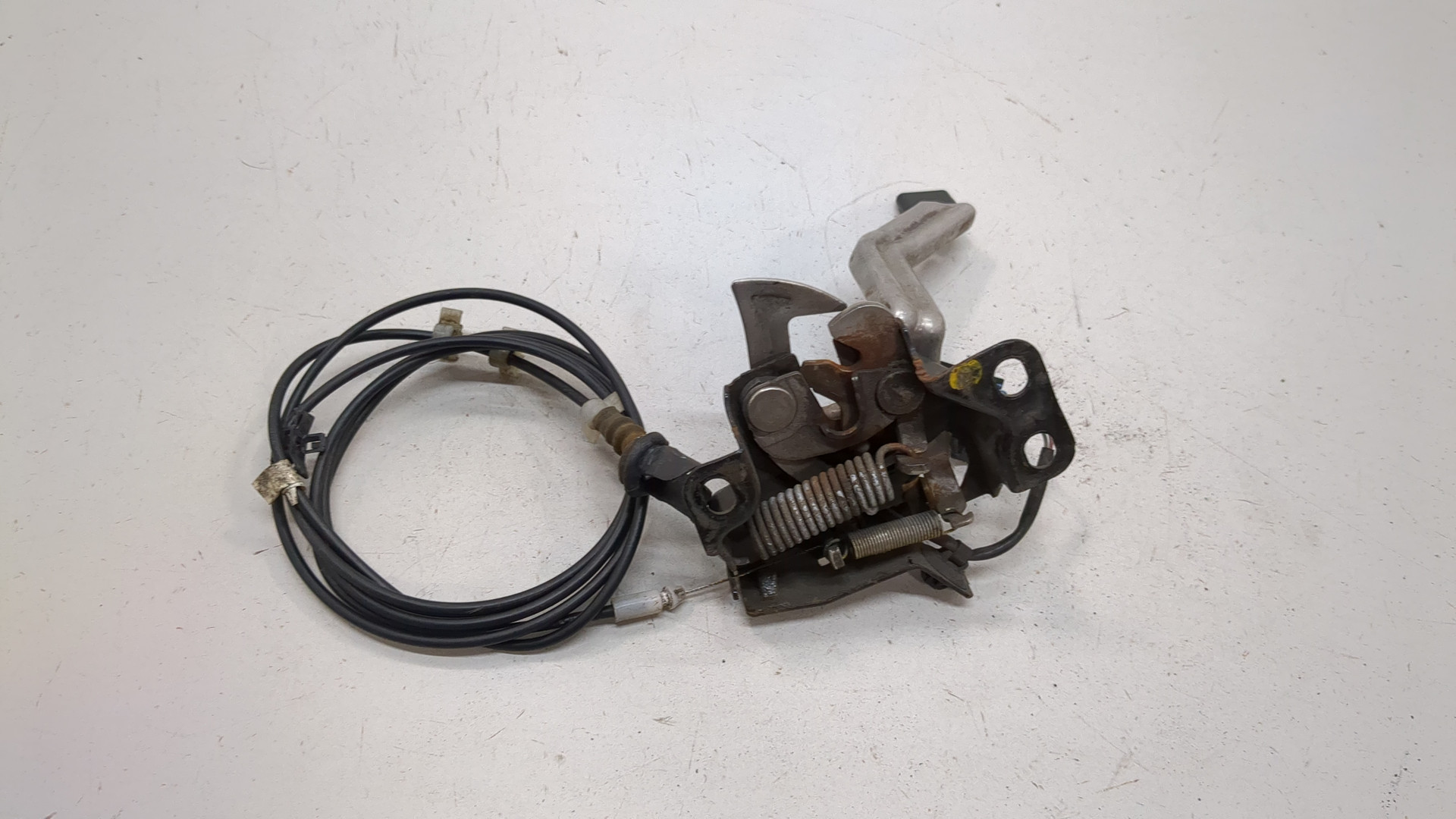 Замок капота