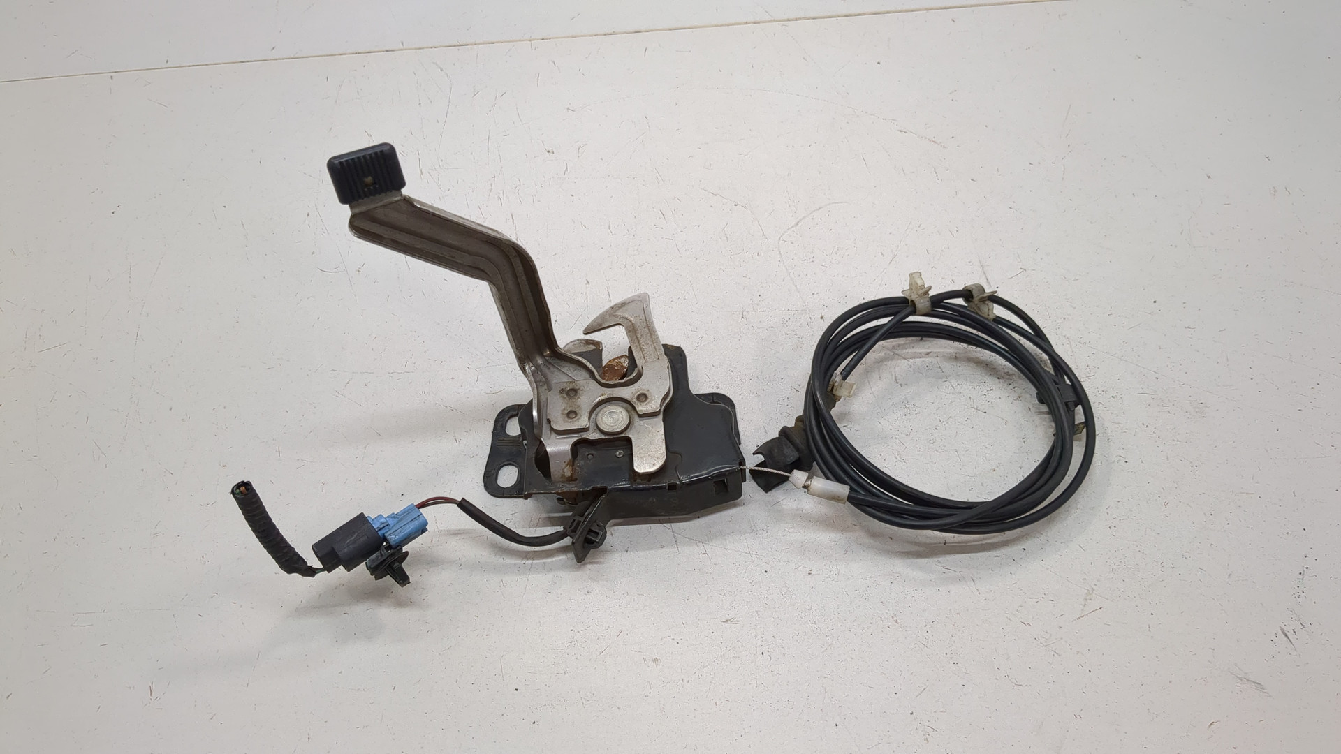 Замок капота