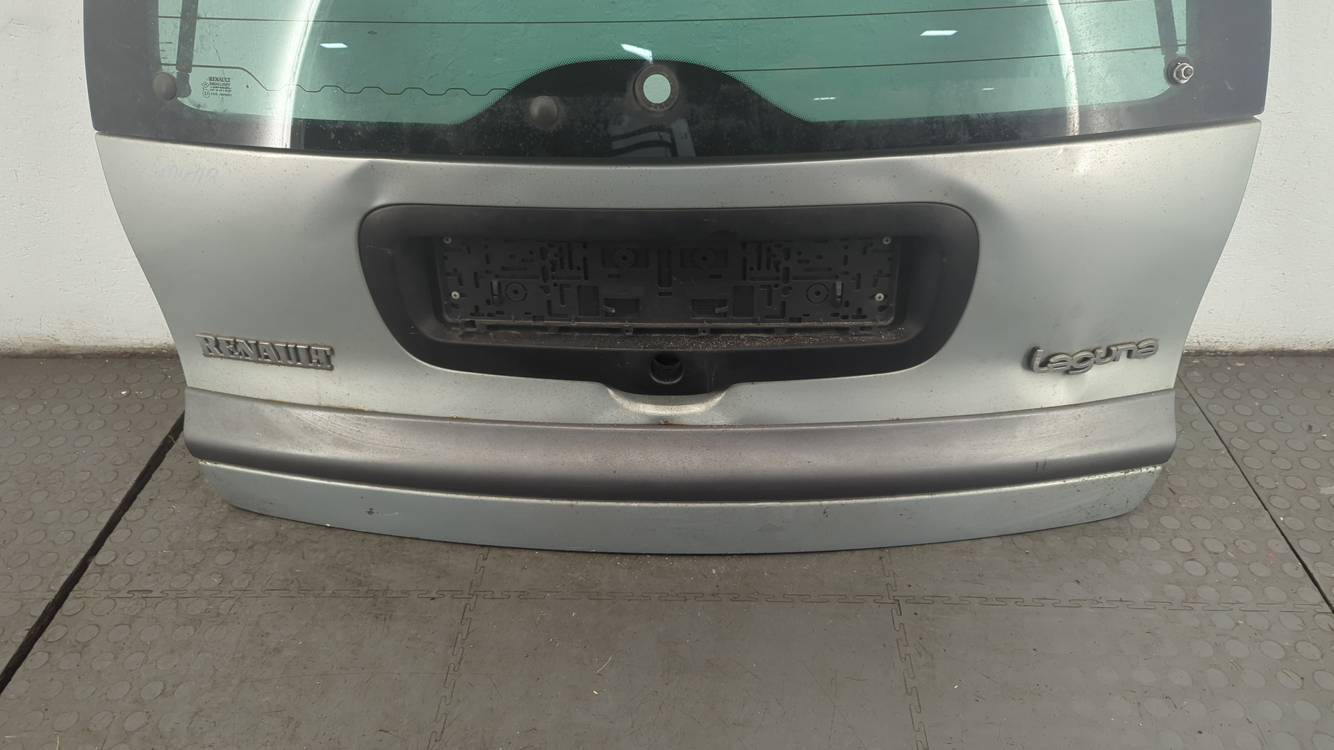 Дверь багажника