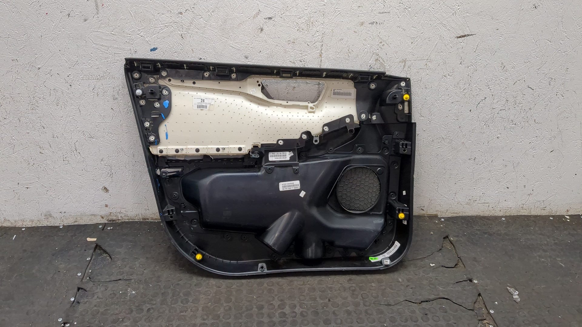 Обшивка двери передней правой