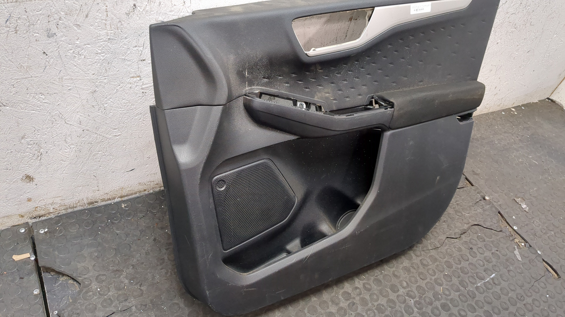 Обшивка двери передней правой