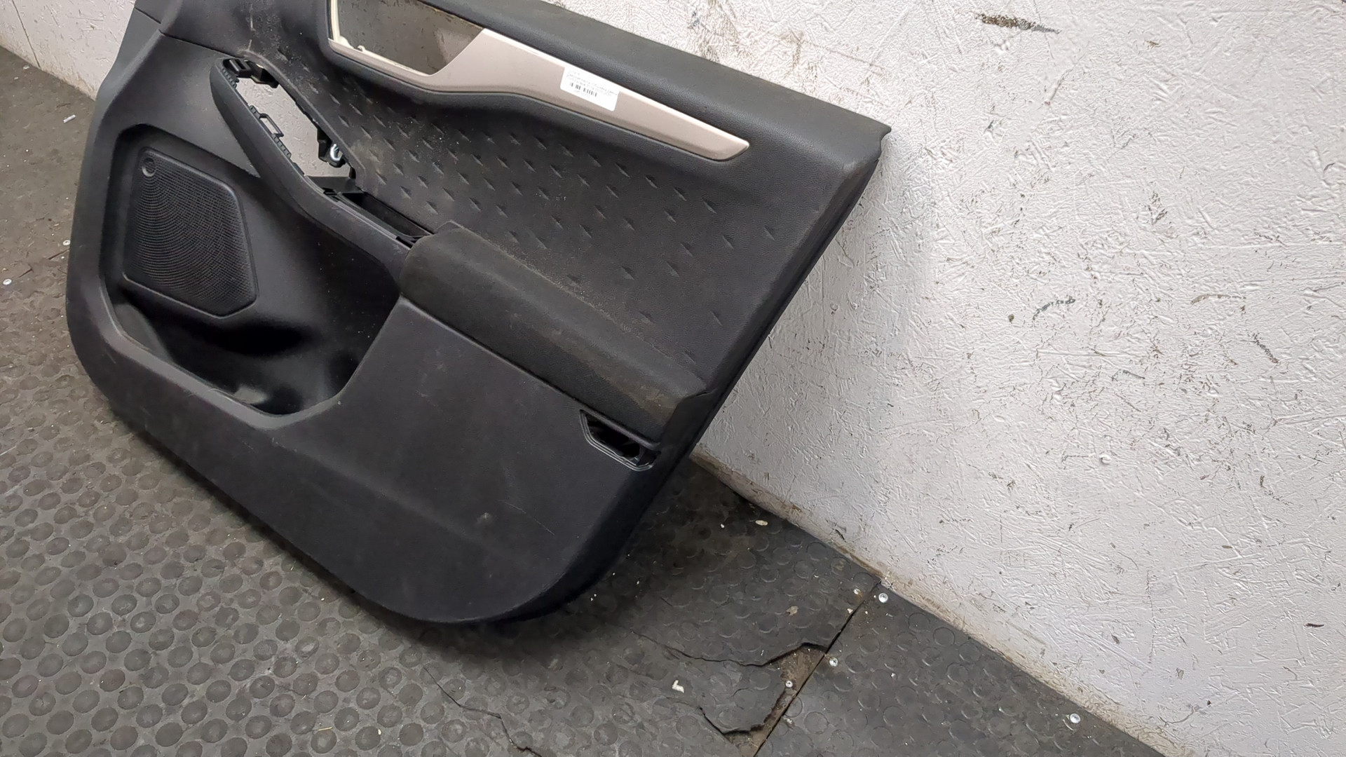 Обшивка двери передней правой