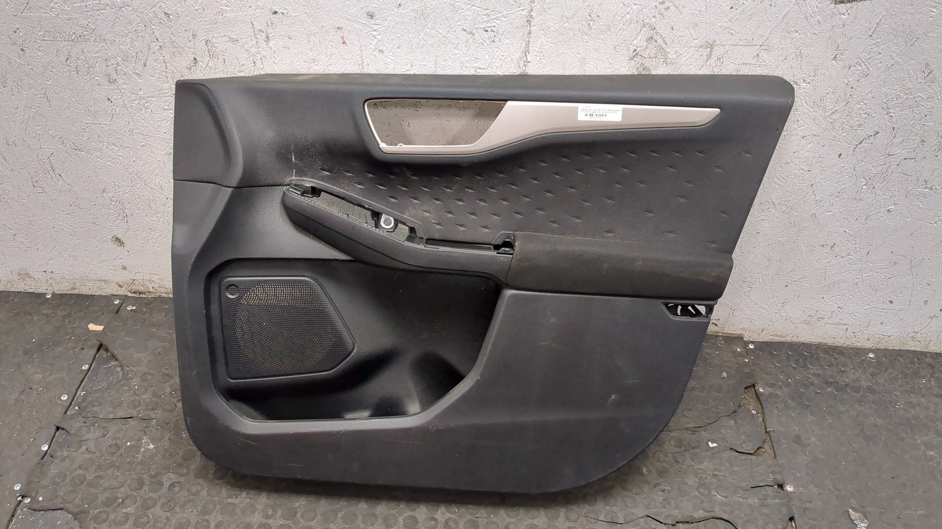 Обшивка двери передней правой