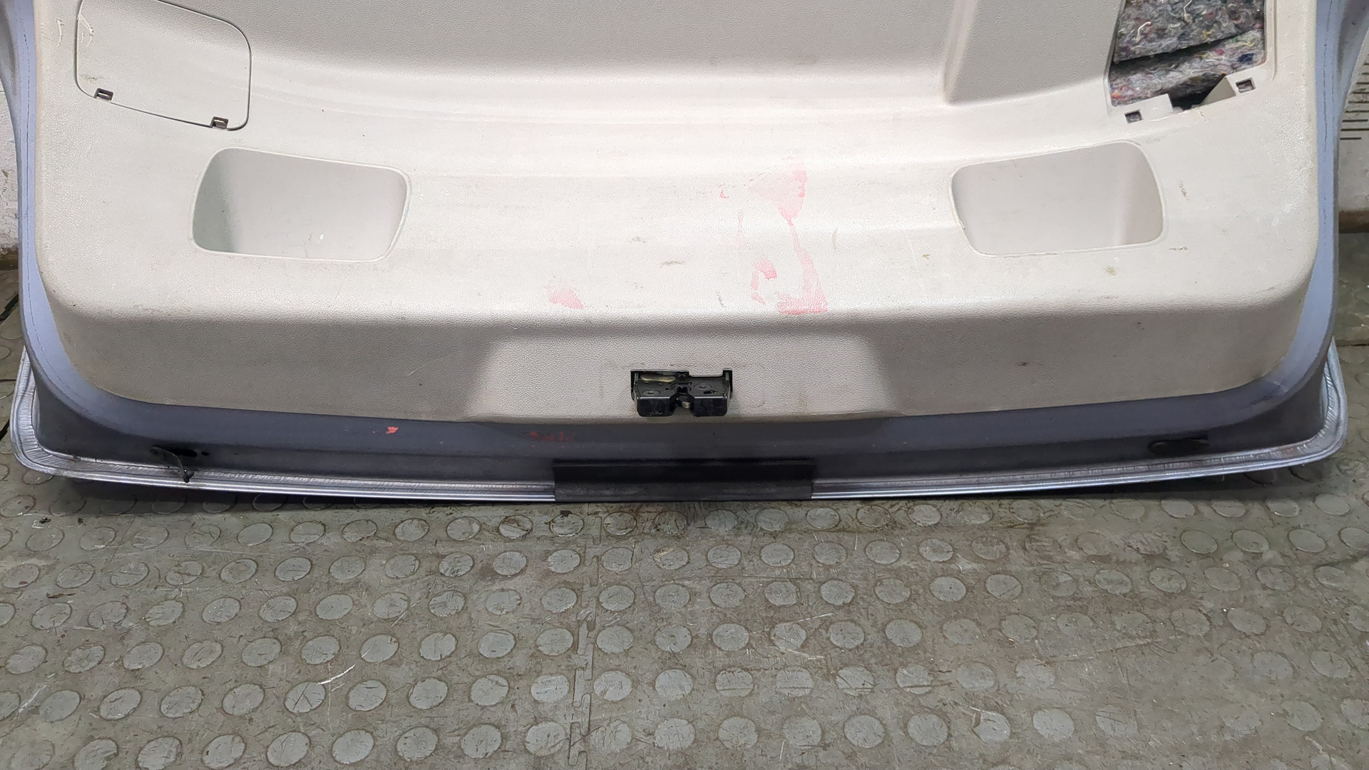 Дверь багажника