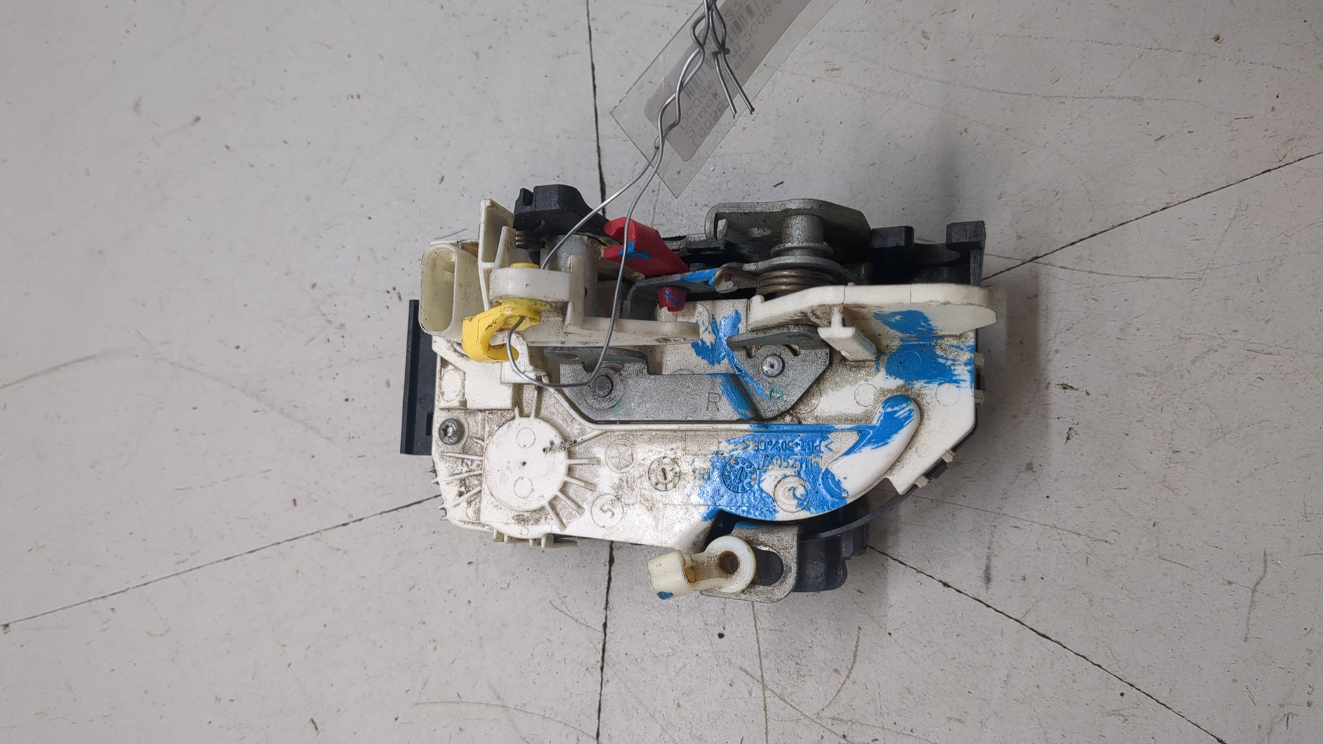 Замок двери передней правой