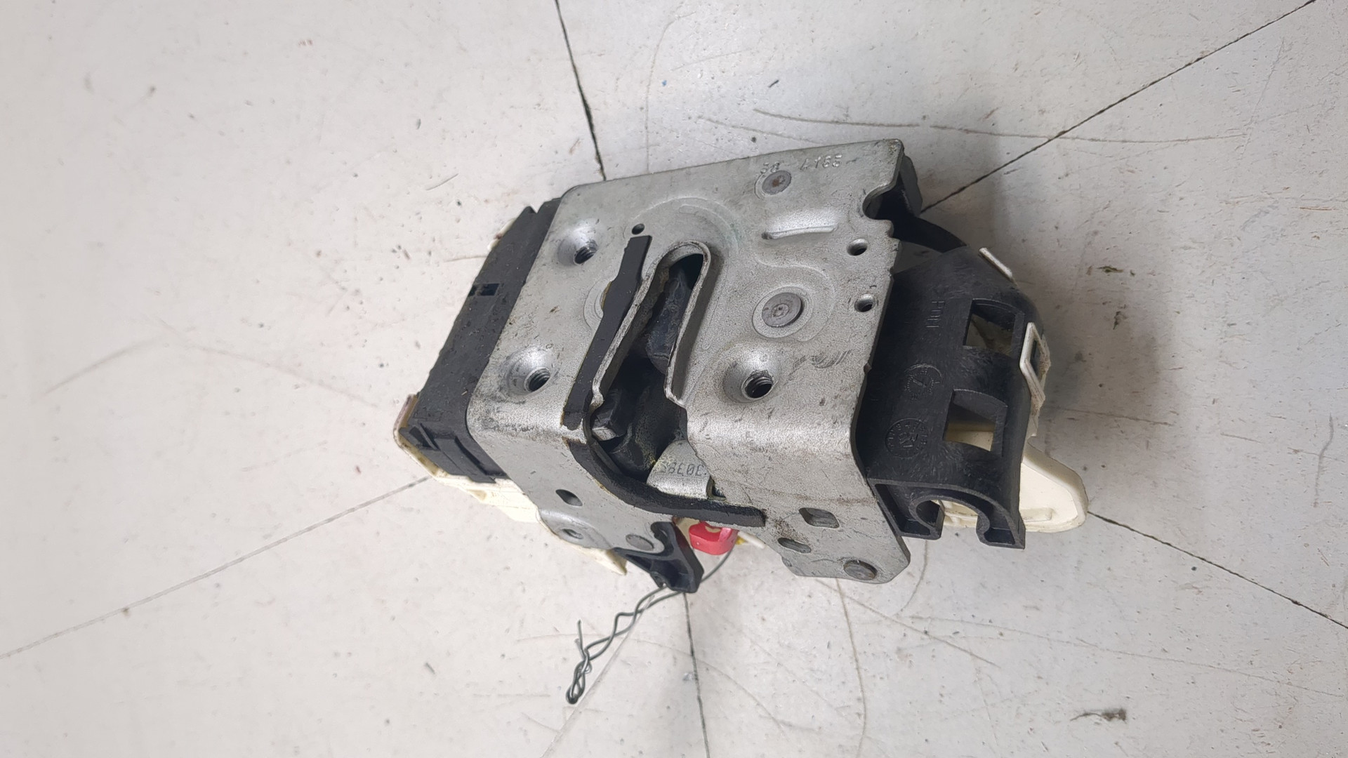 Замок двери передней правой