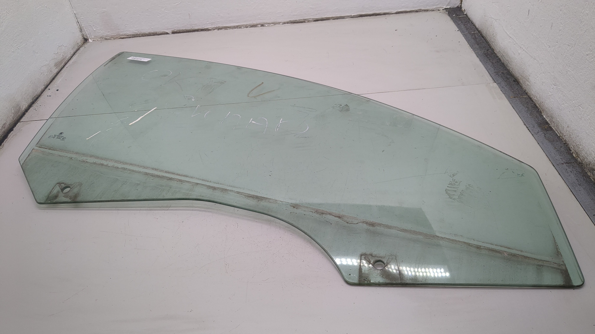 Стекло двери передней правой