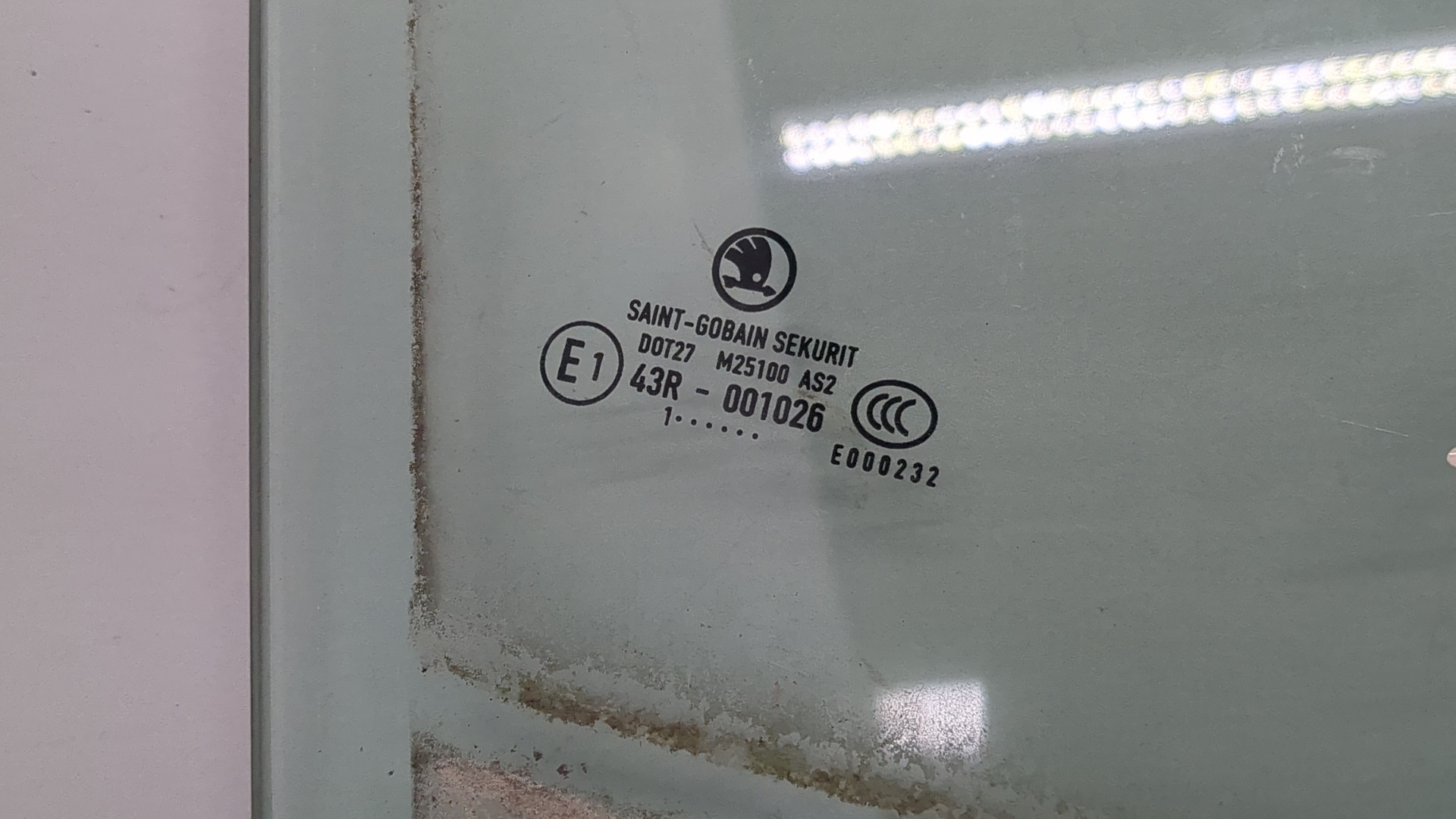 Стекло двери передней правой