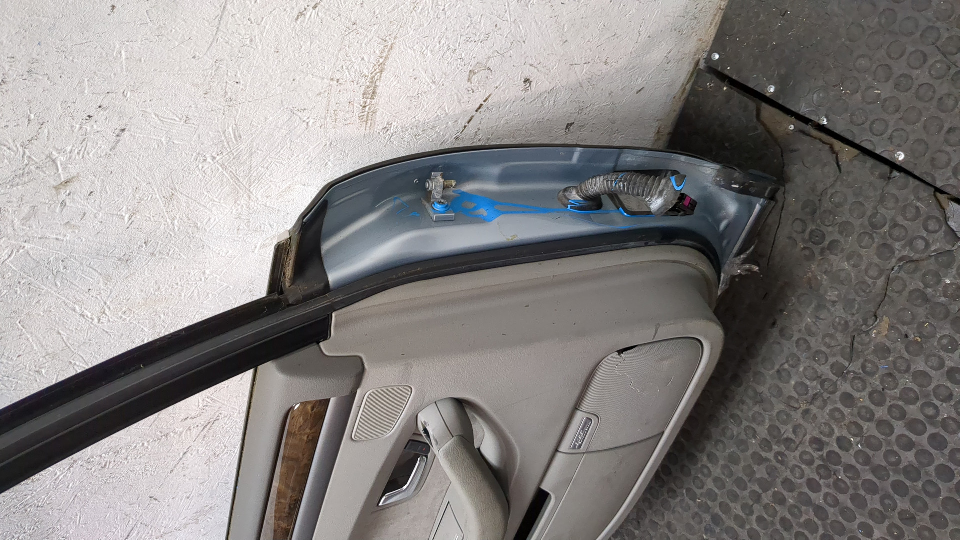 Дверь задняя левая