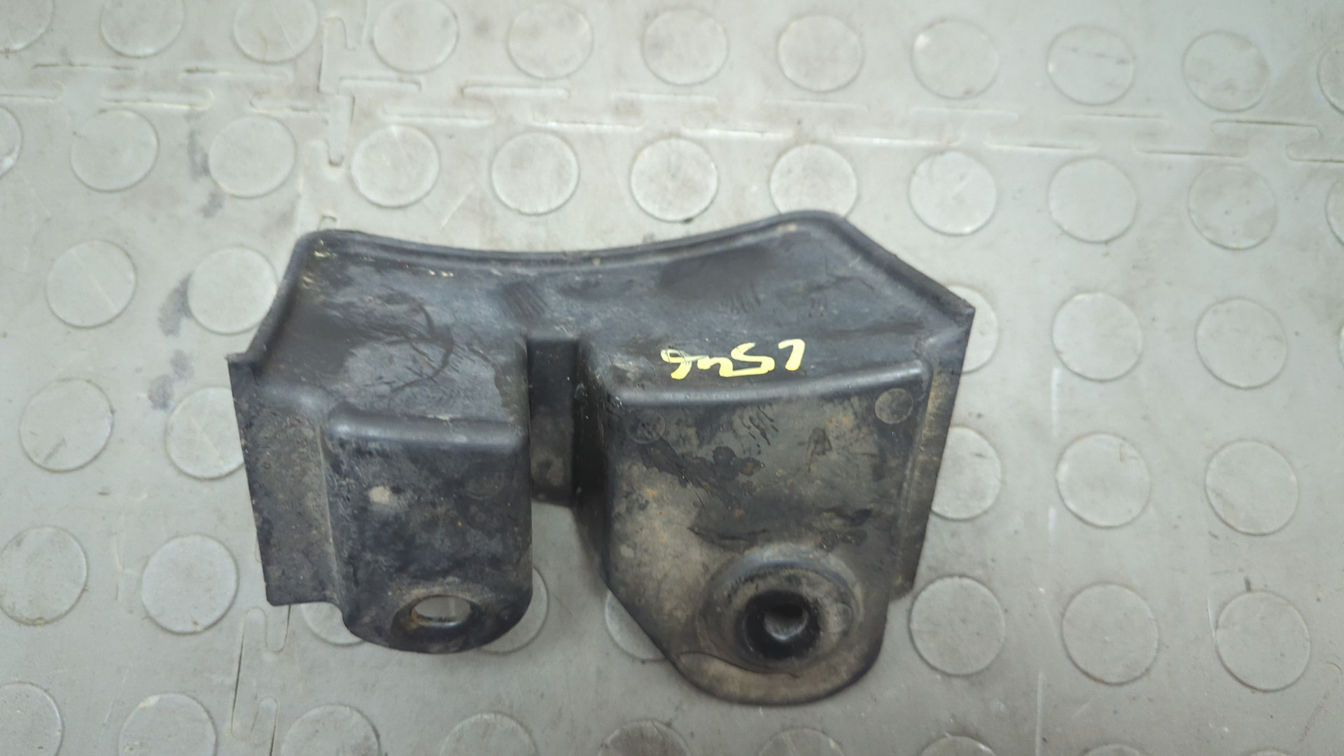 Брызговик передний левый