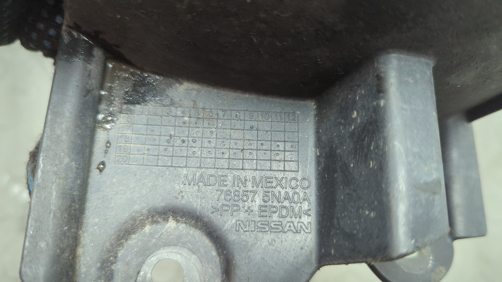 Брызговик передний левый