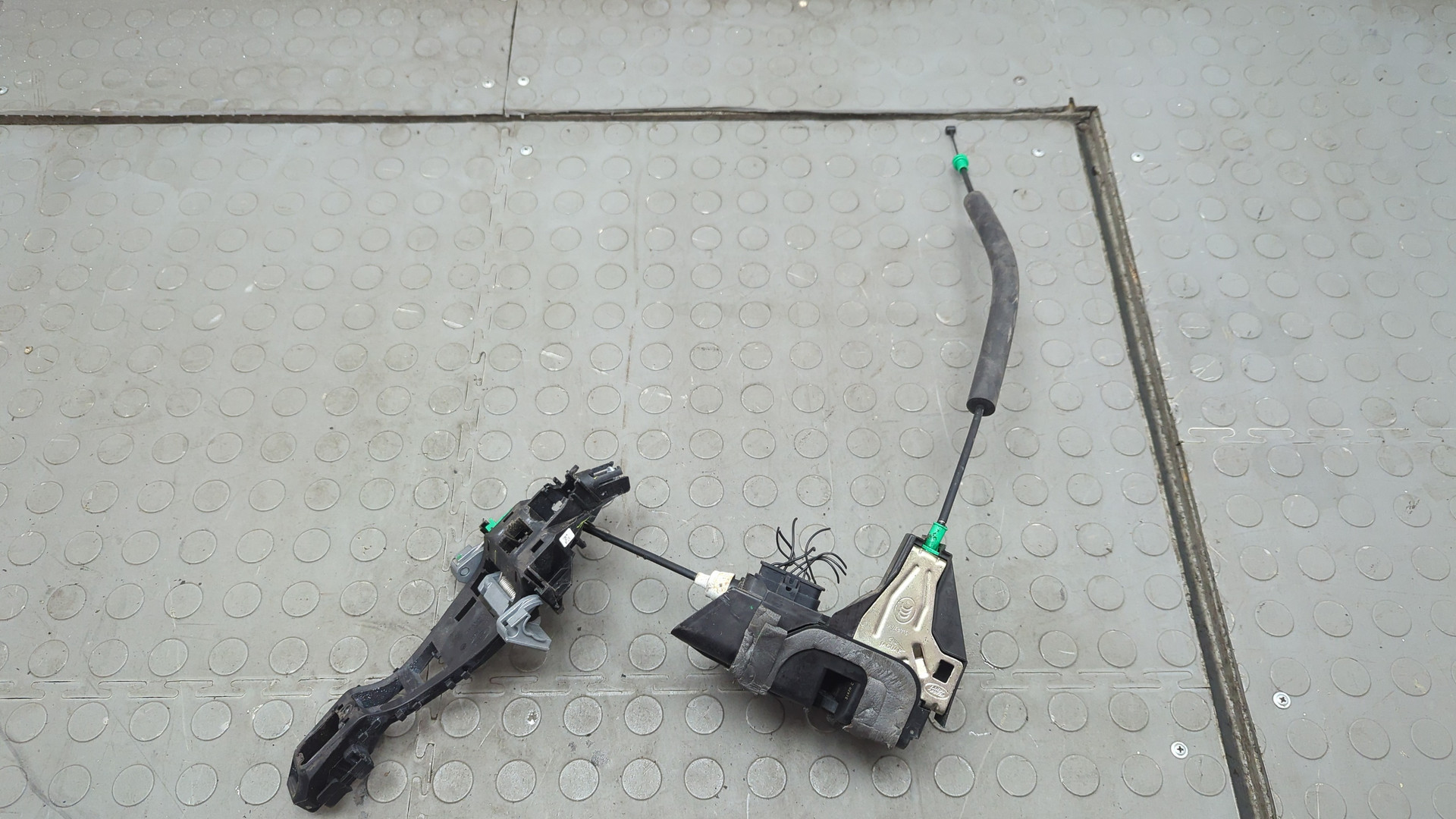 Замок двери задней левой