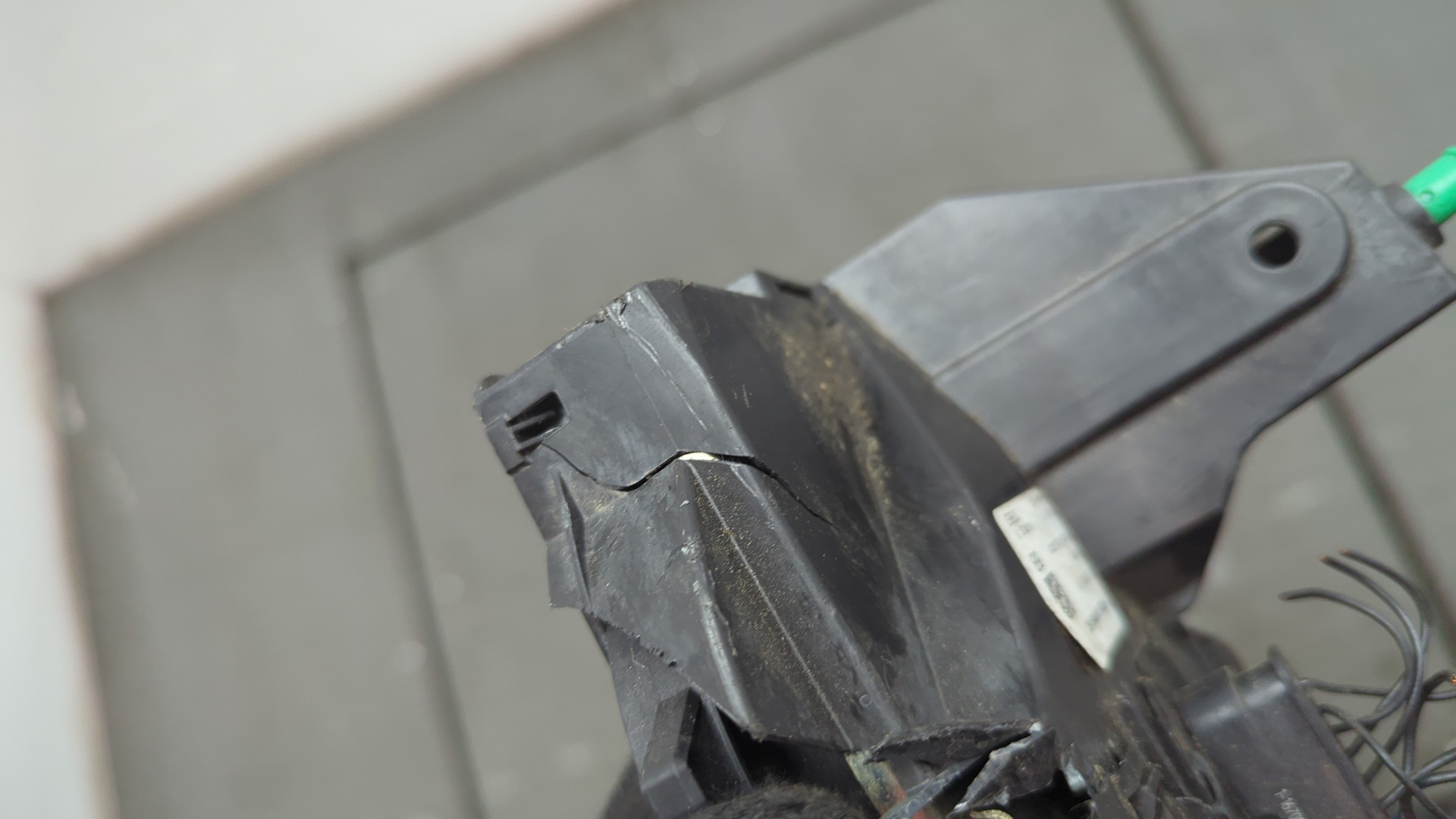 Замок двери задней левой