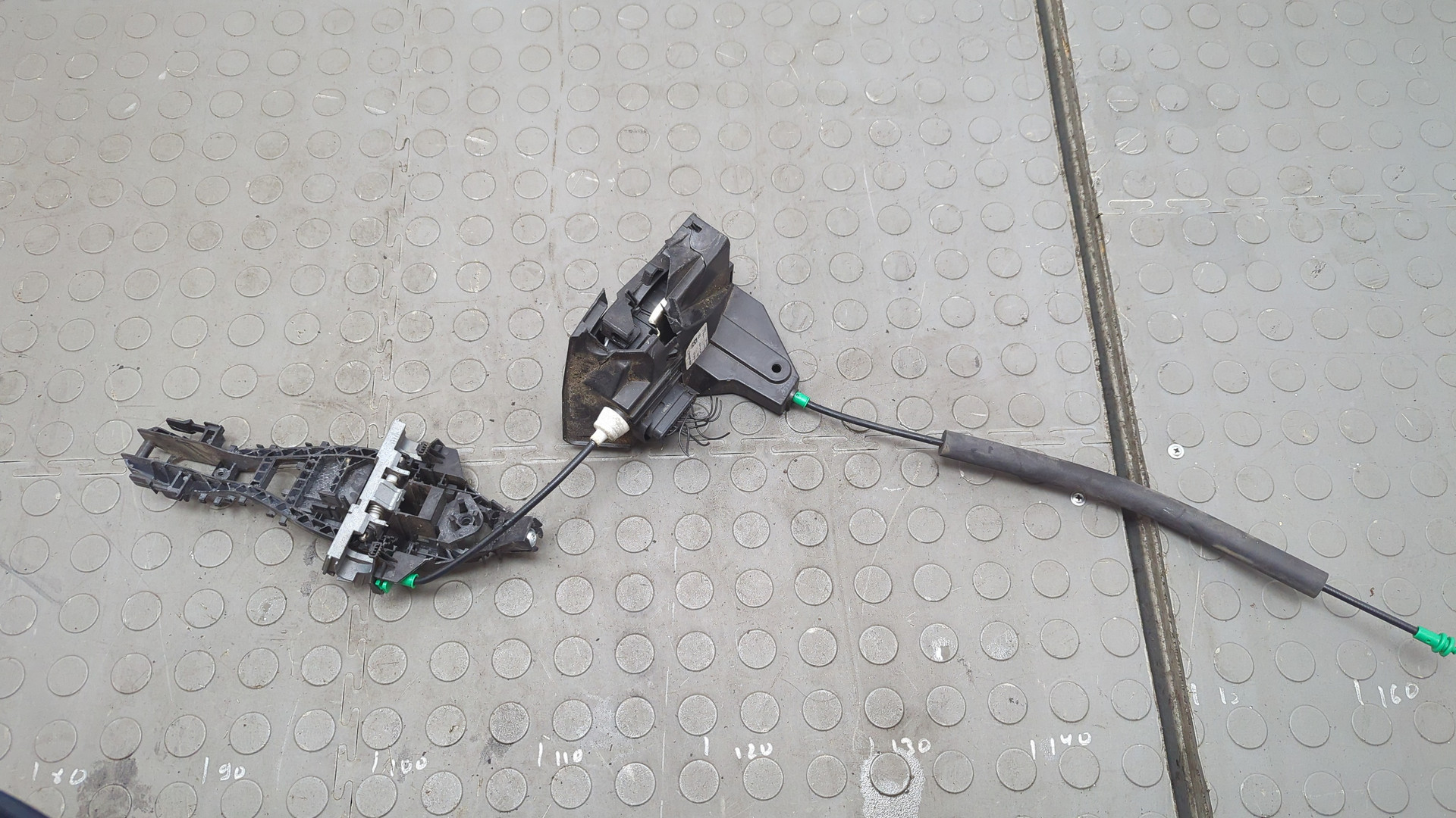 Замок двери задней левой