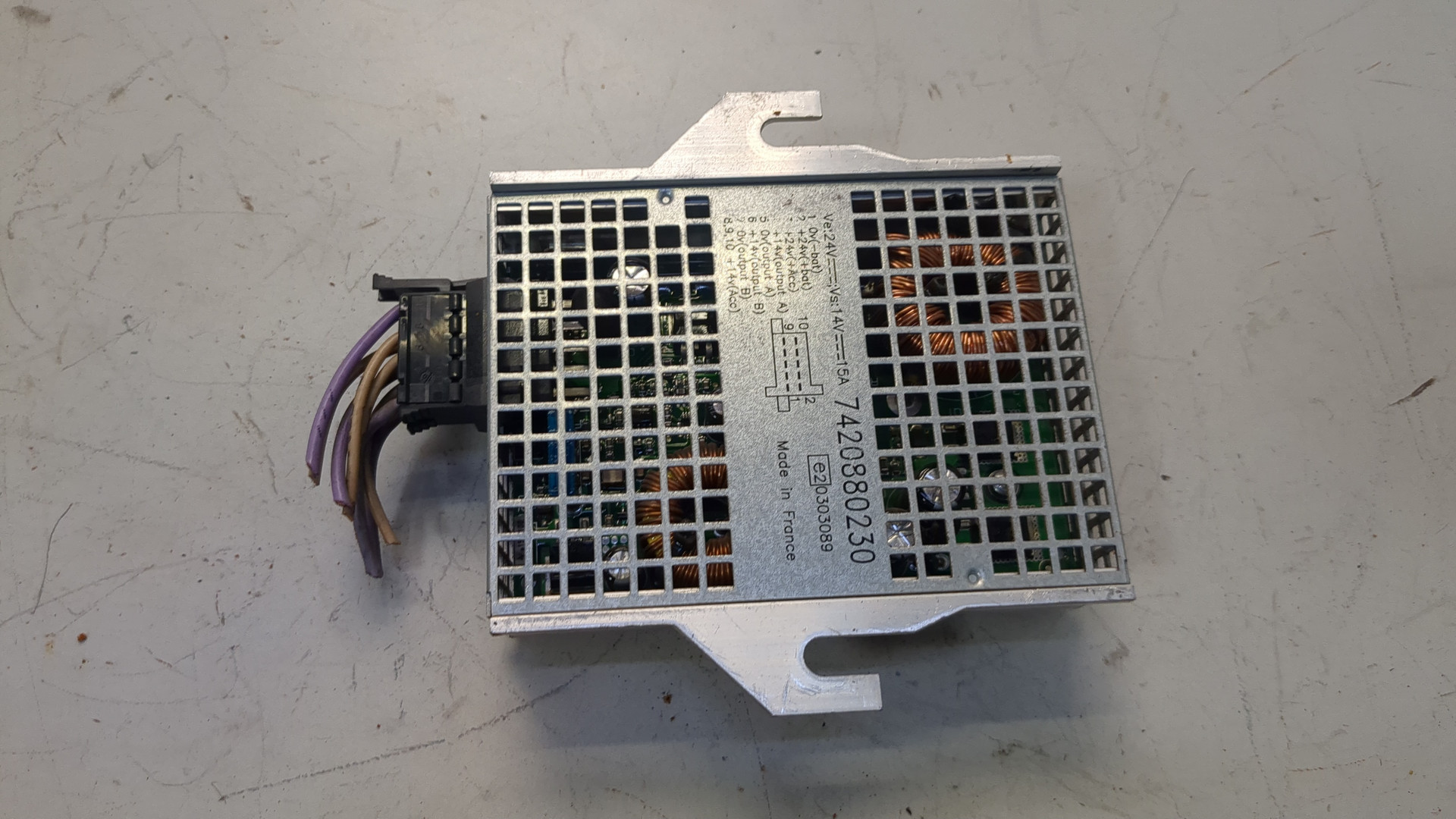 Преобразователь напряжения (адаптер)