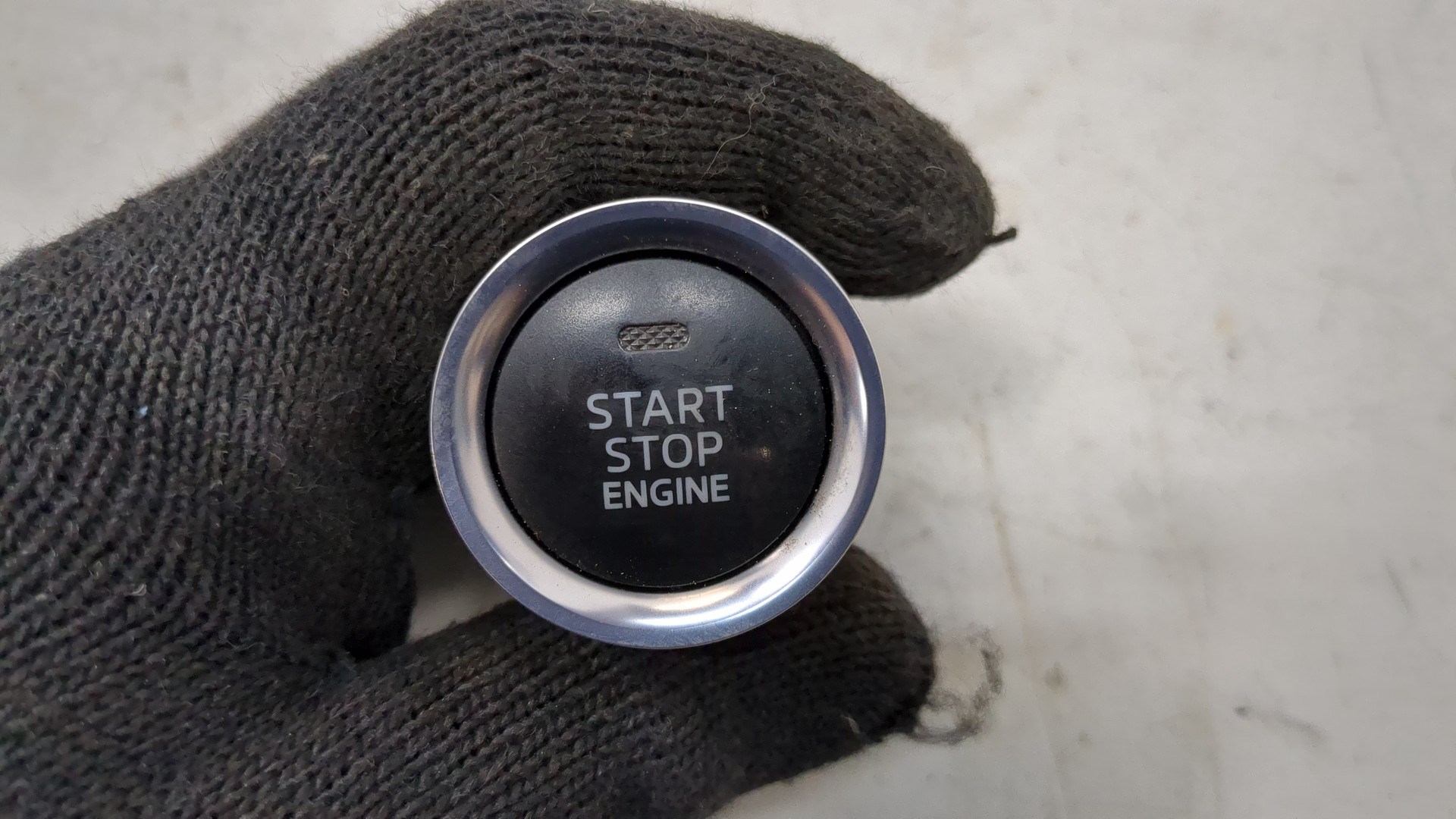 Кнопка запуска двигателя