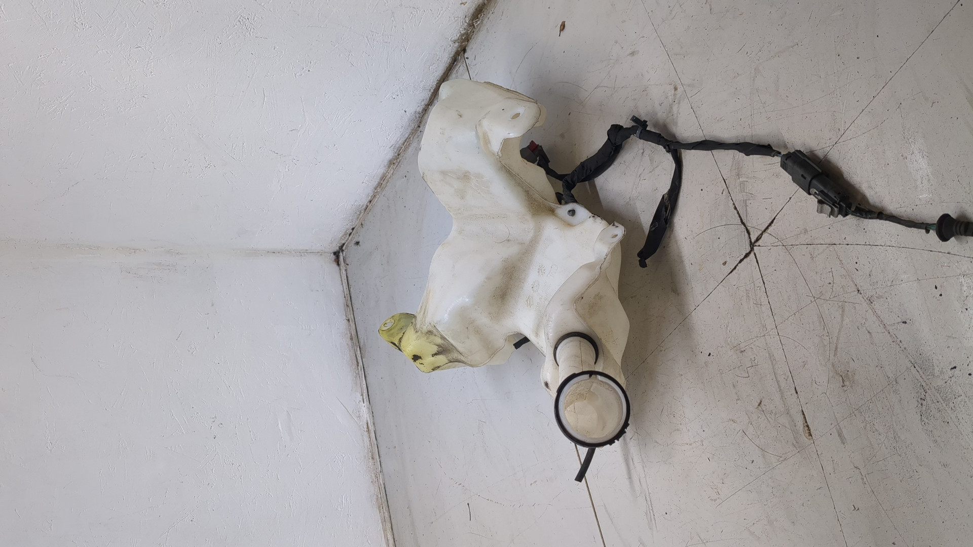 Бачок омывателя лобового стекла