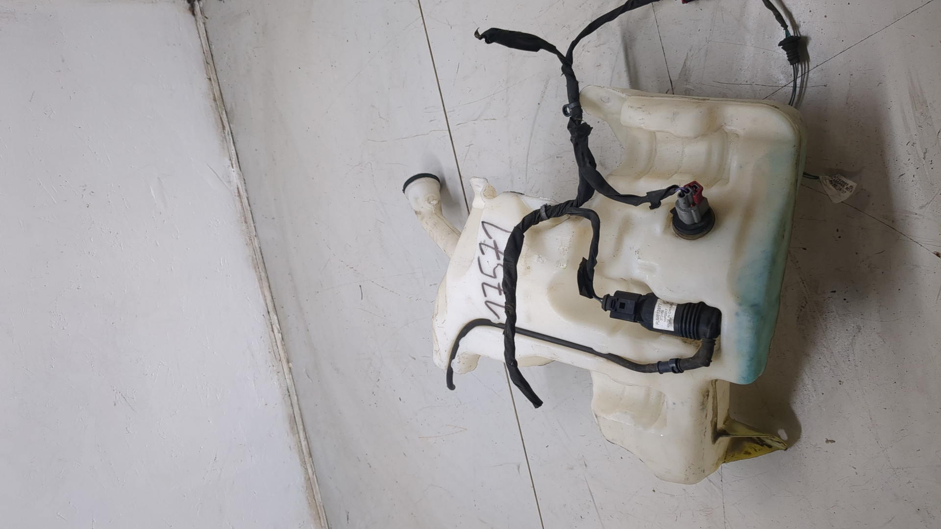 Бачок омывателя лобового стекла