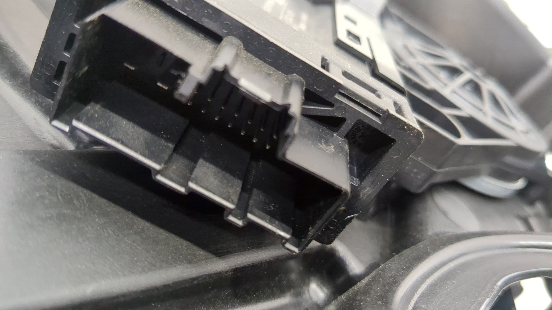 Стеклоподъемник электр. задний левый