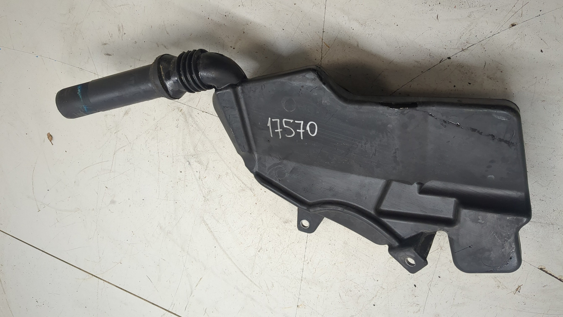 Бачок омывателя лобового стекла