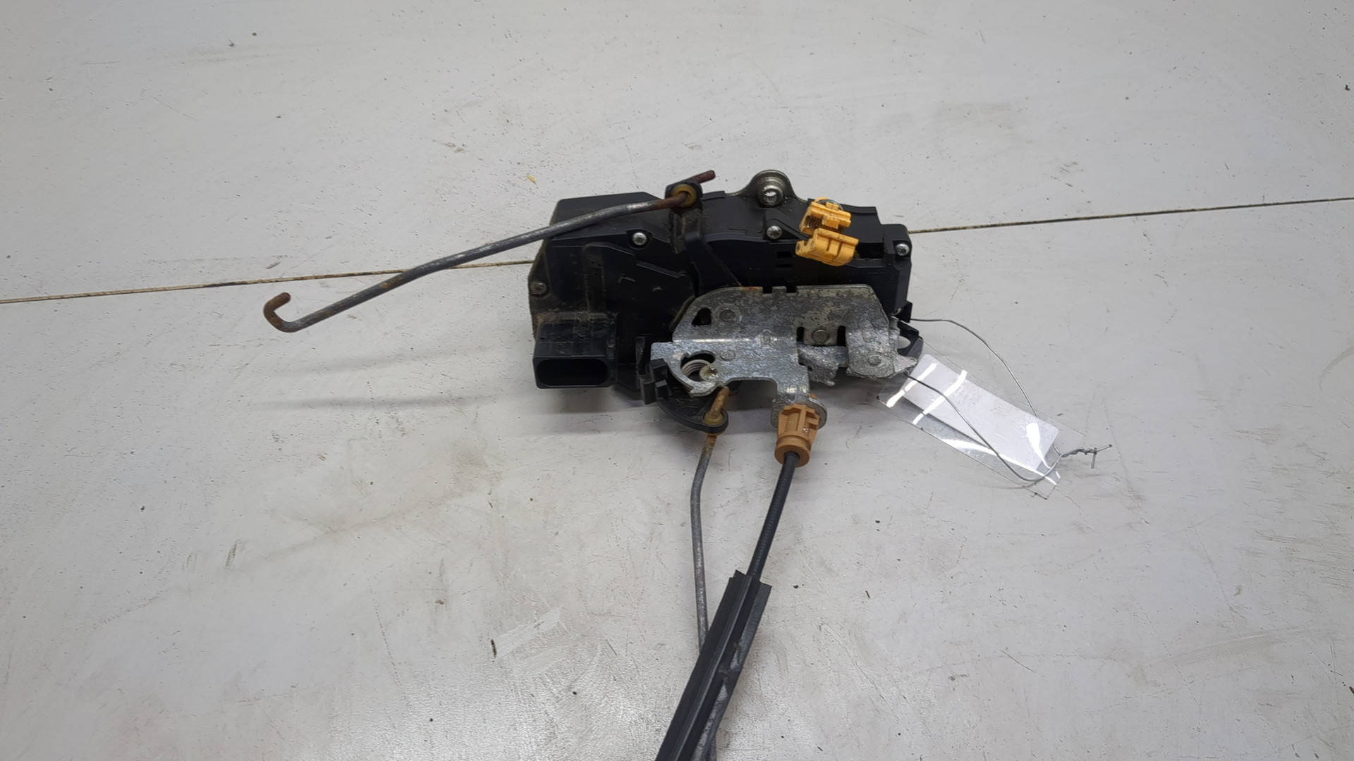 Замок двери передней левой