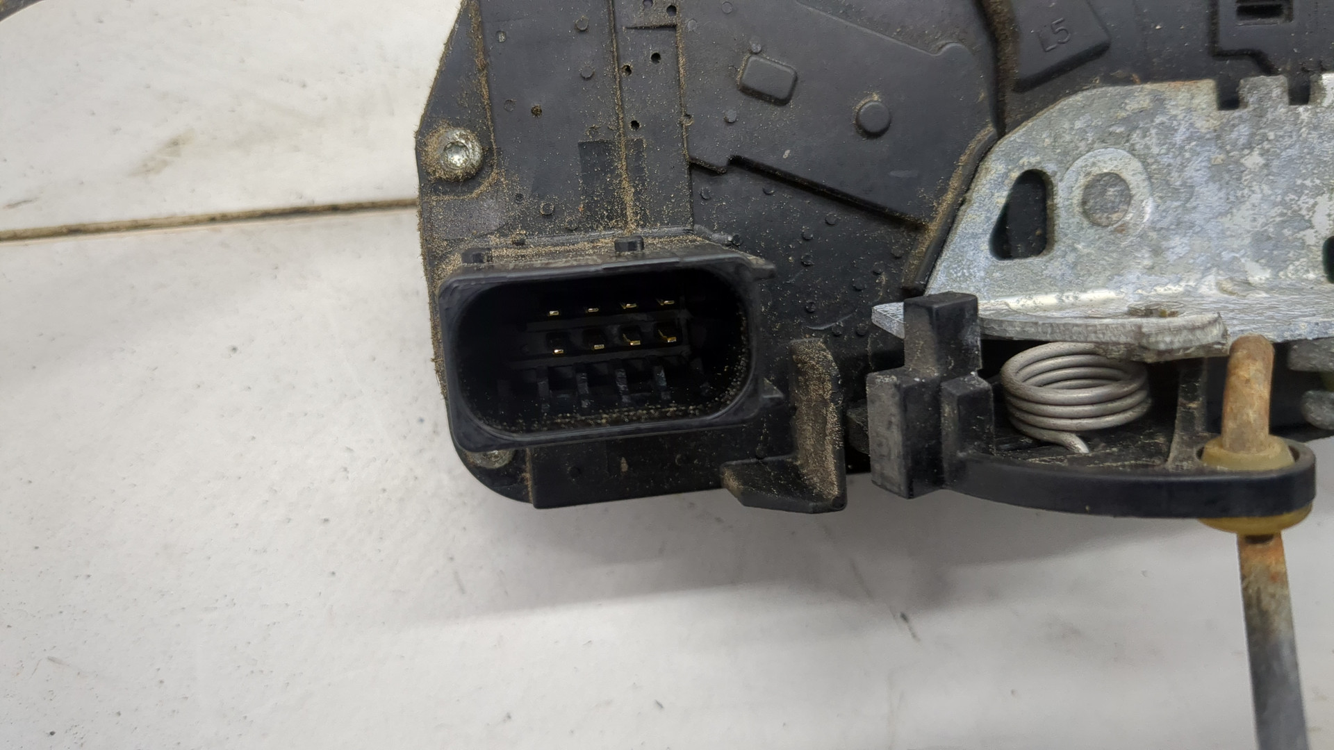 Замок двери передней левой