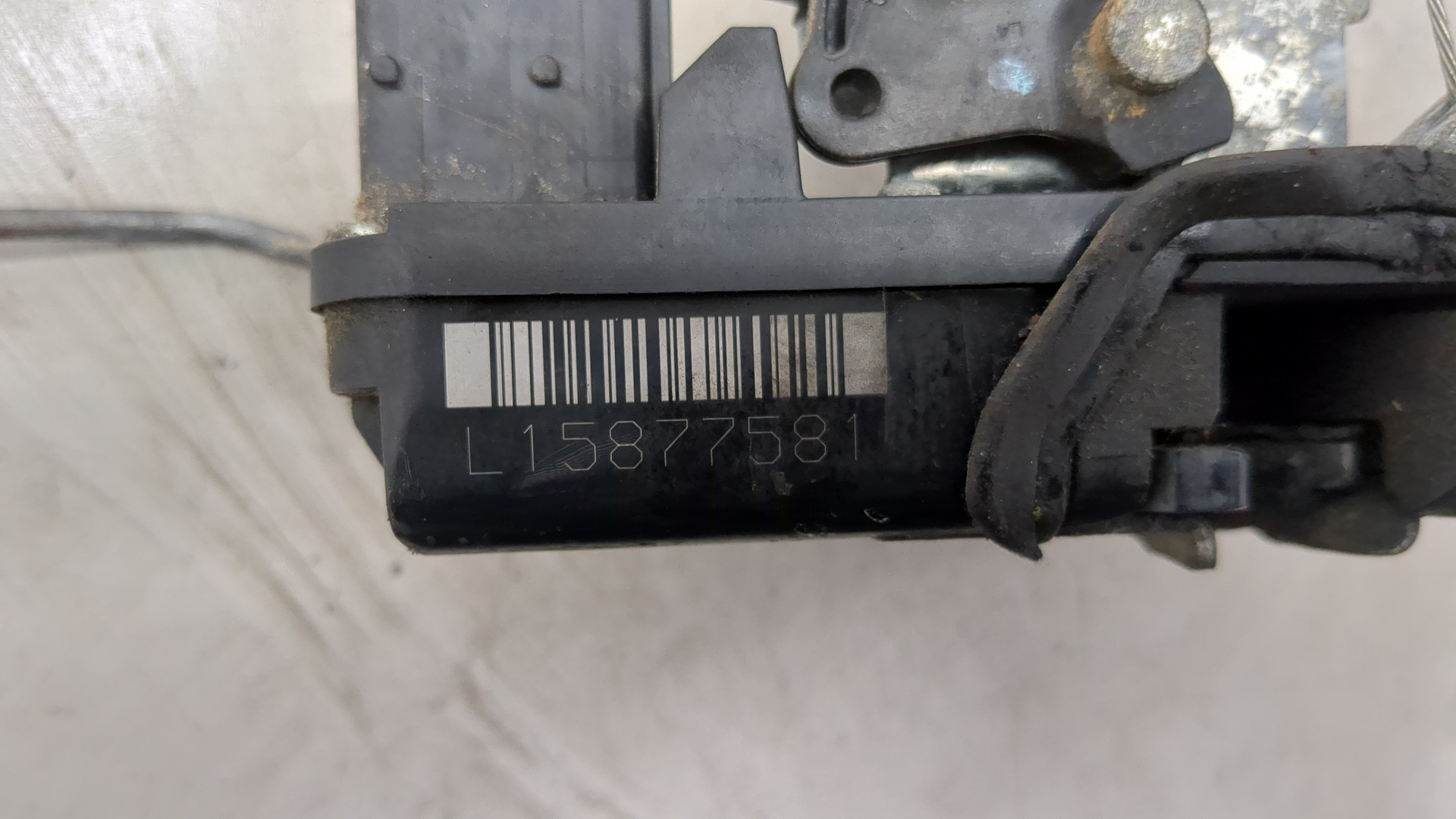 Замок двери передней левой