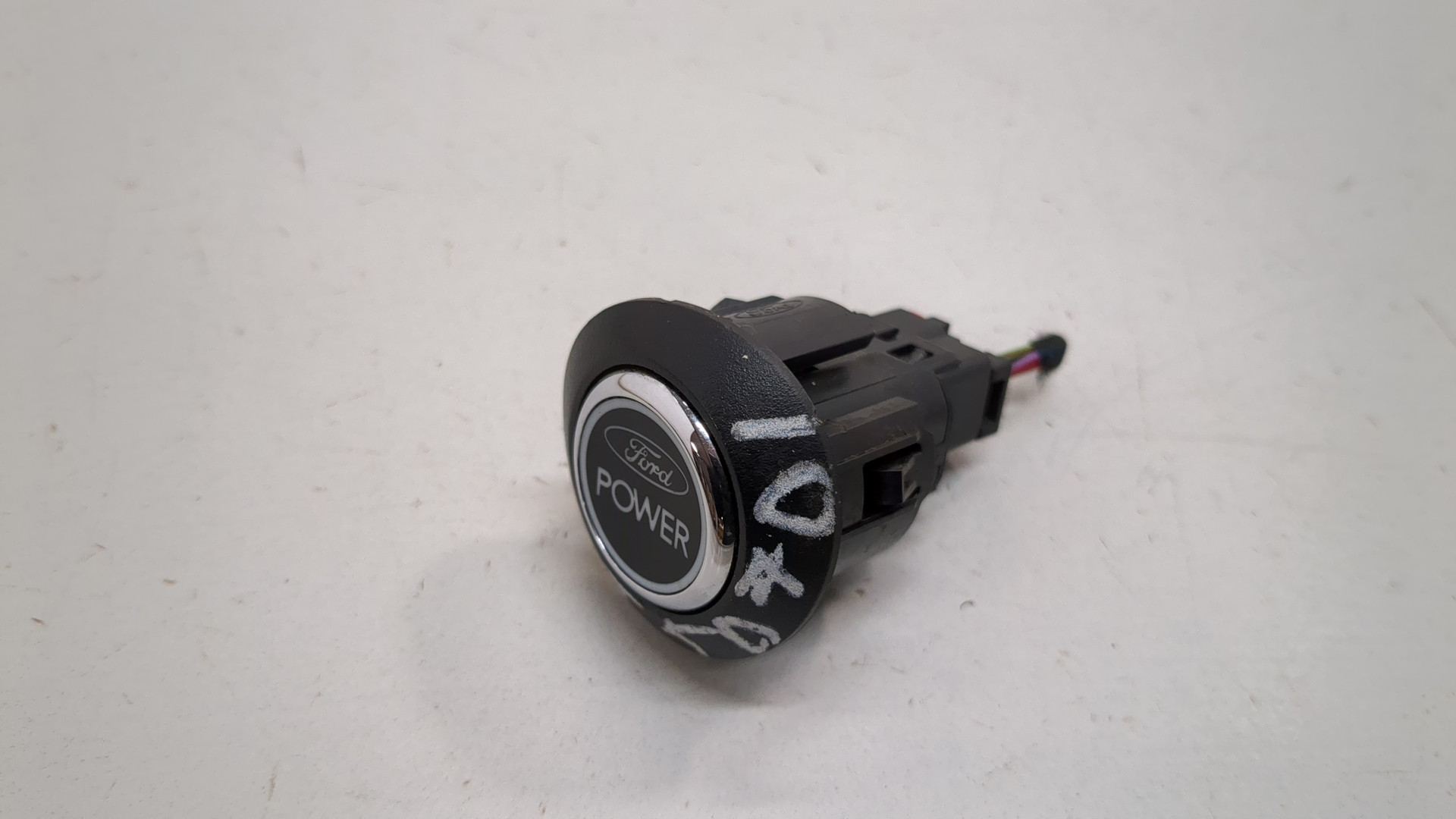 Кнопка запуска двигателя