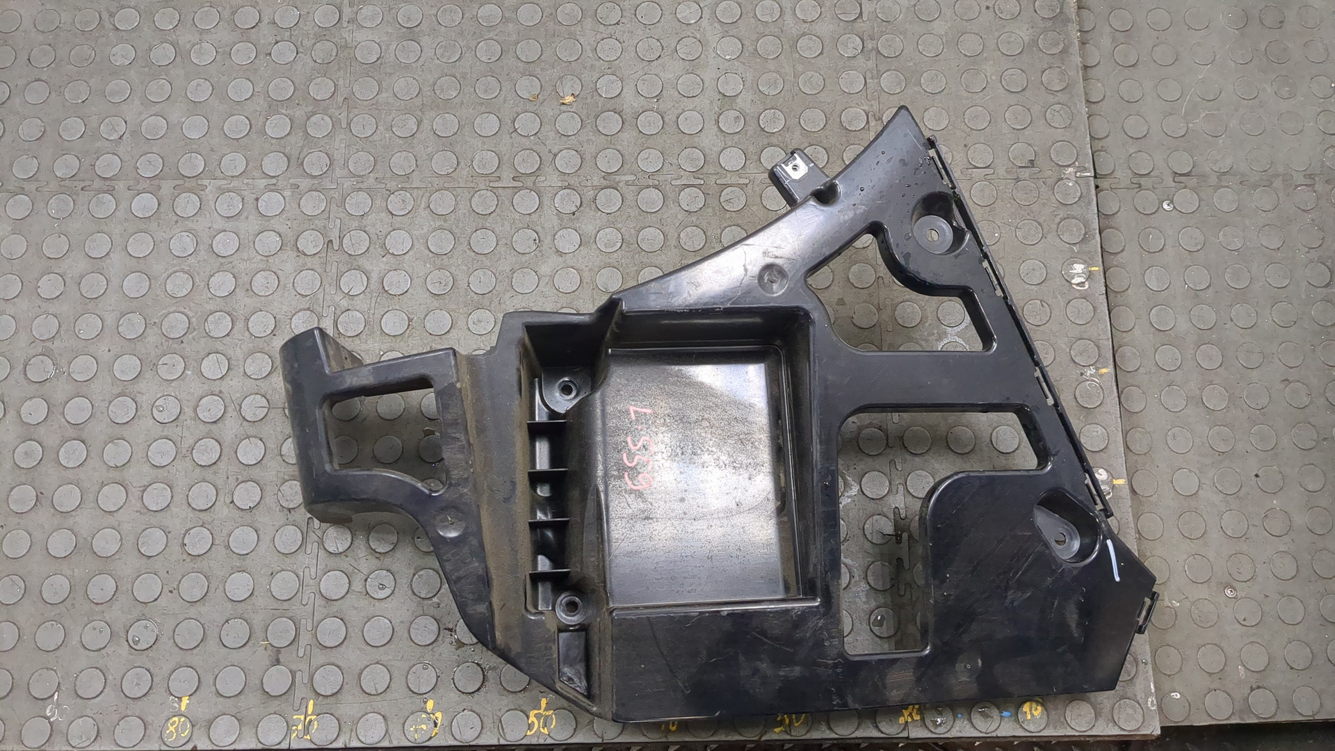 Кронштейн заднего бампера левый