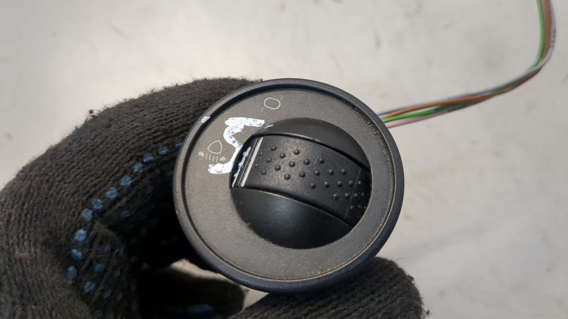 Кнопка корректора фар