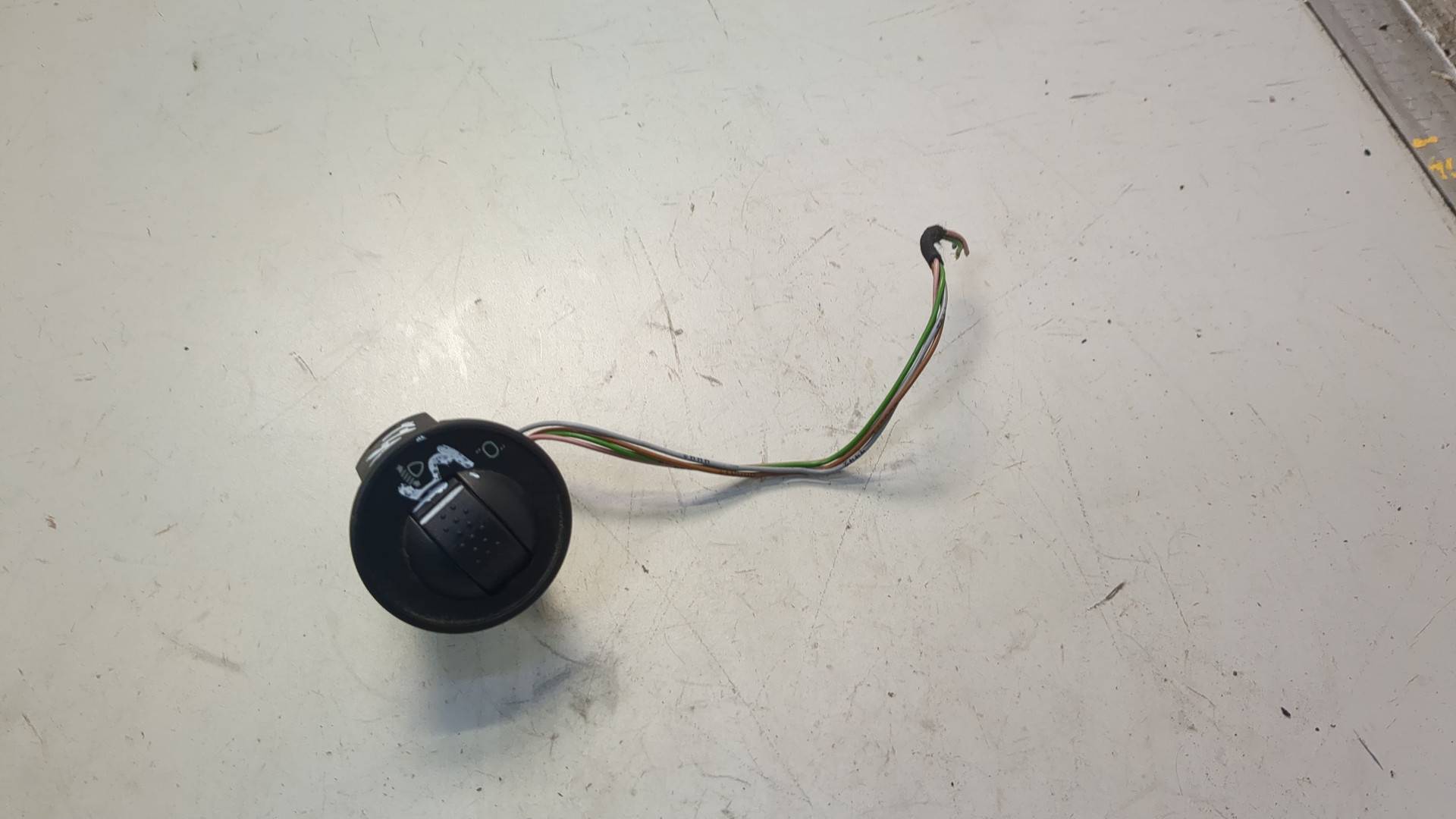 Кнопка корректора фар