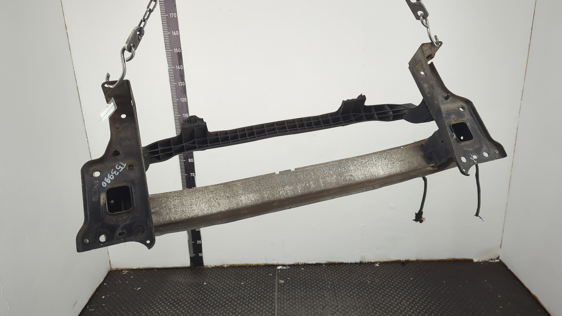 Усилитель переднего бампера