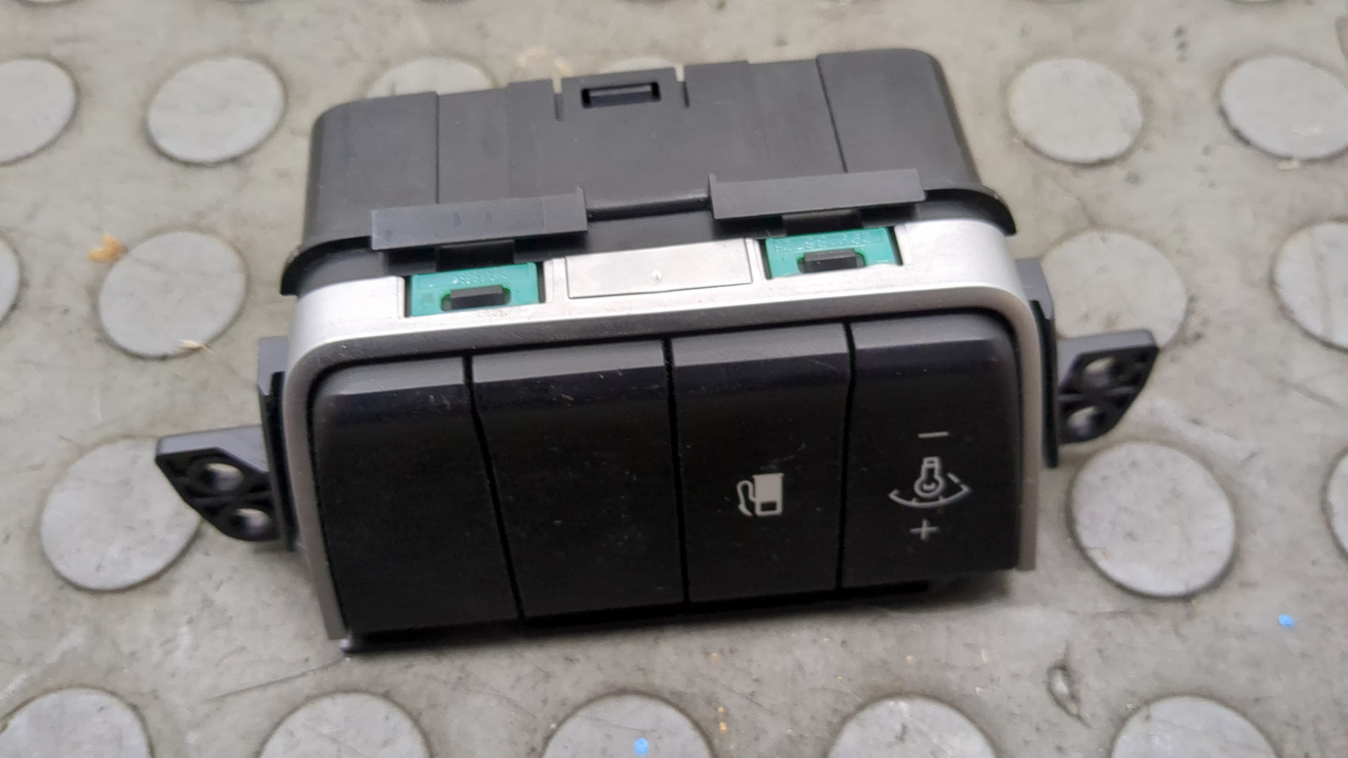 Кнопка открывания лючка бензобака