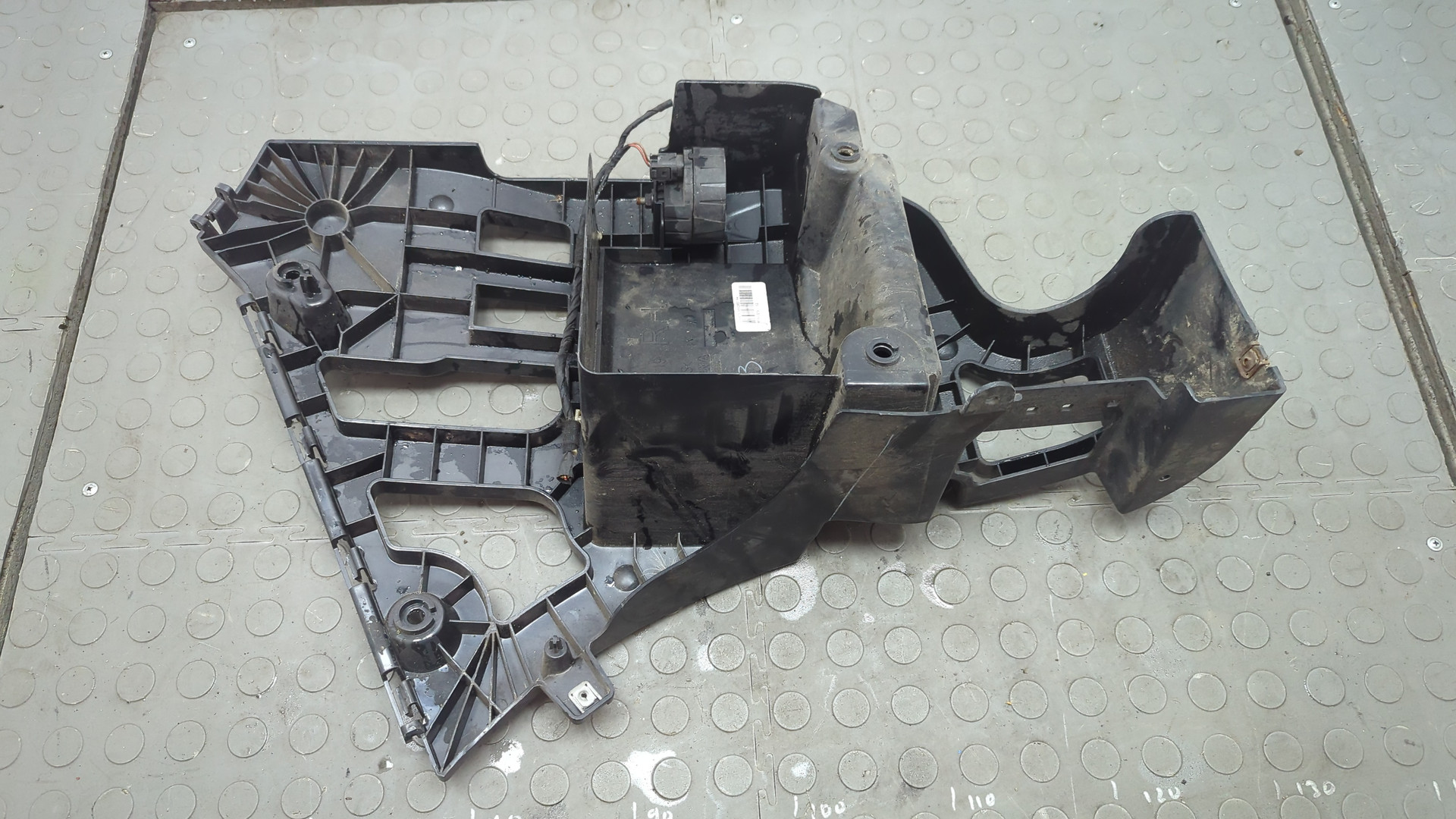 Кронштейн заднего бампера правый