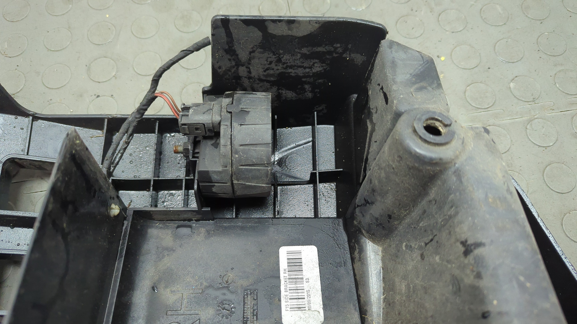 Кронштейн заднего бампера правый