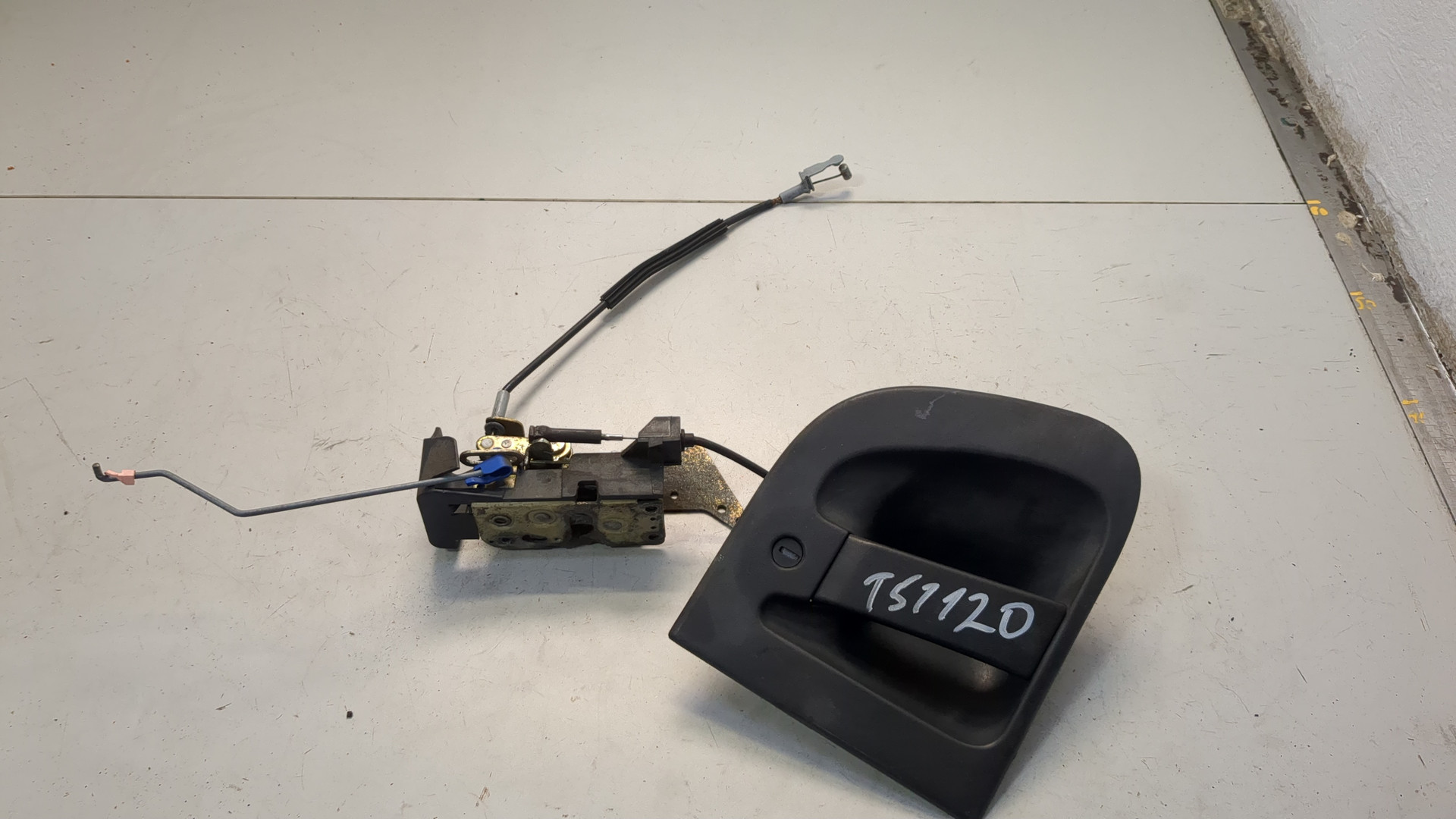 Замок двери передней правой