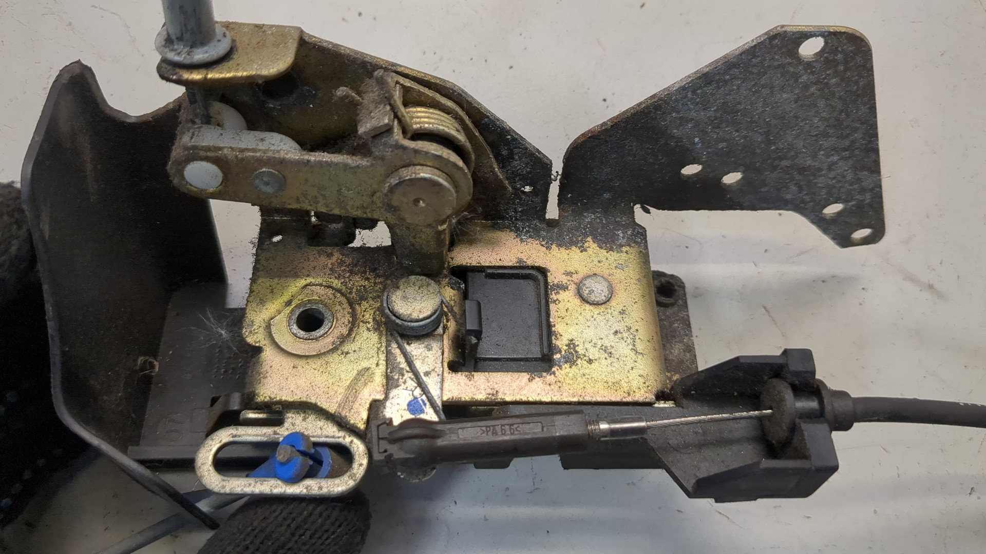 Замок двери передней правой