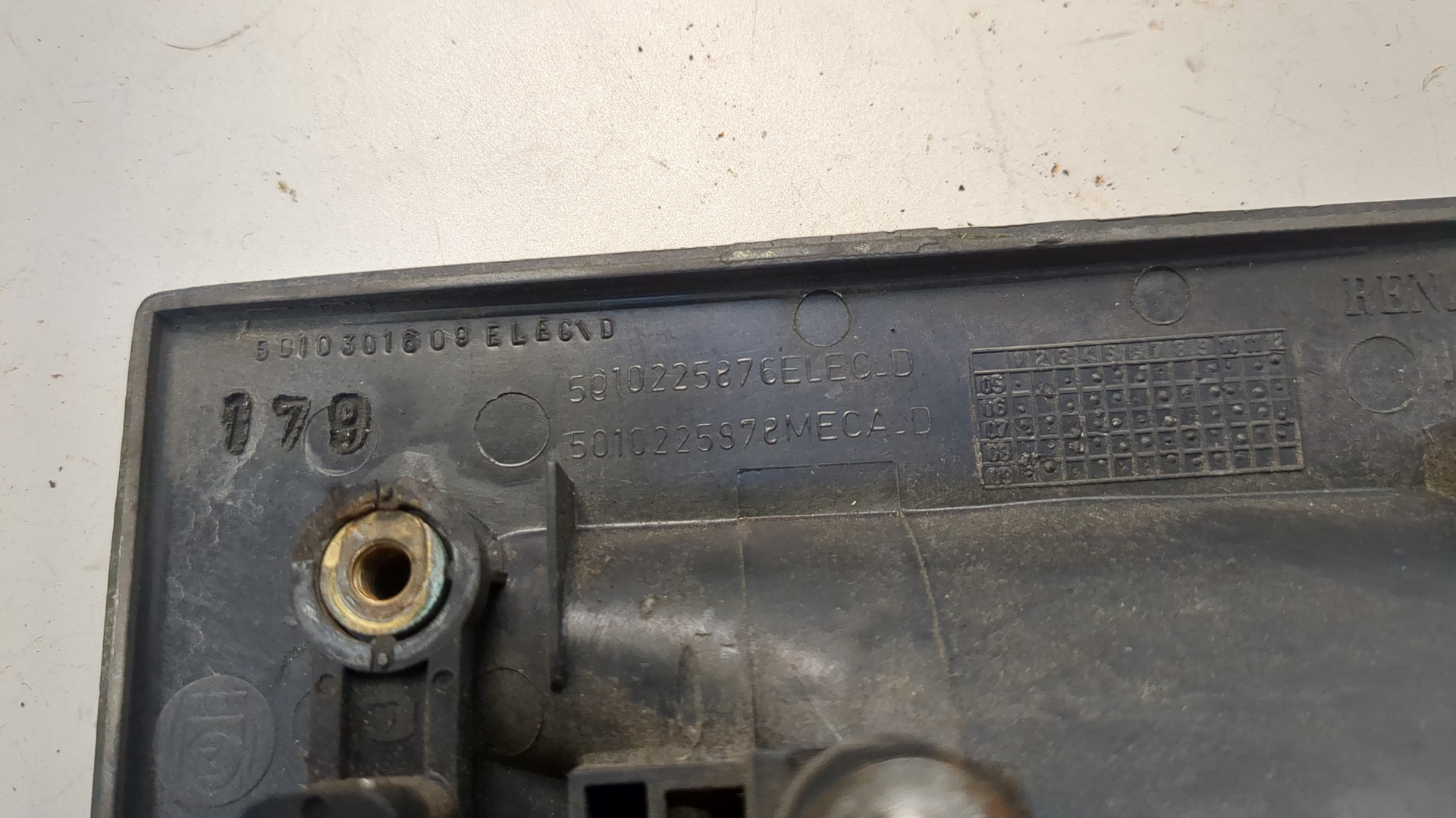 Замок двери передней правой