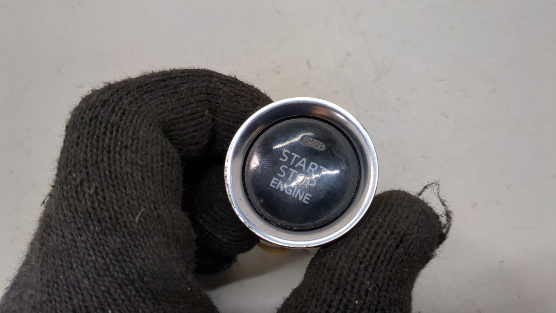 Кнопка запуска двигателя